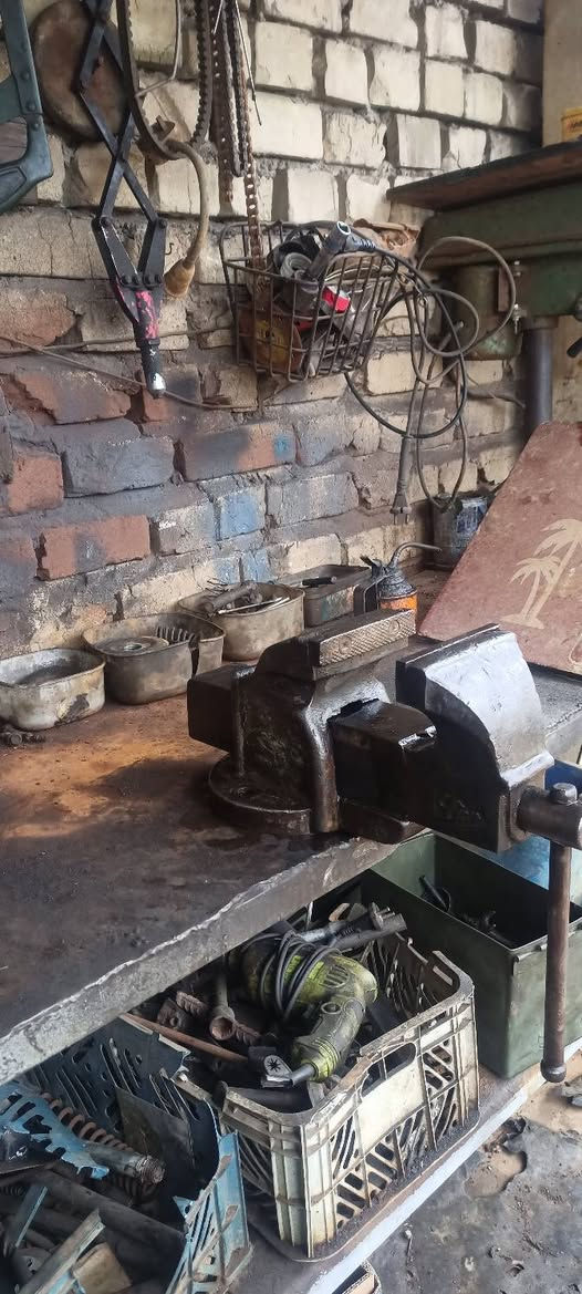 سلام عليكم منكنه حديد نكليزيه قديمه حجم كبير
تفتح 20سانتيم 
عرض فج 13 سانتيم 
*********** بي واتساب
