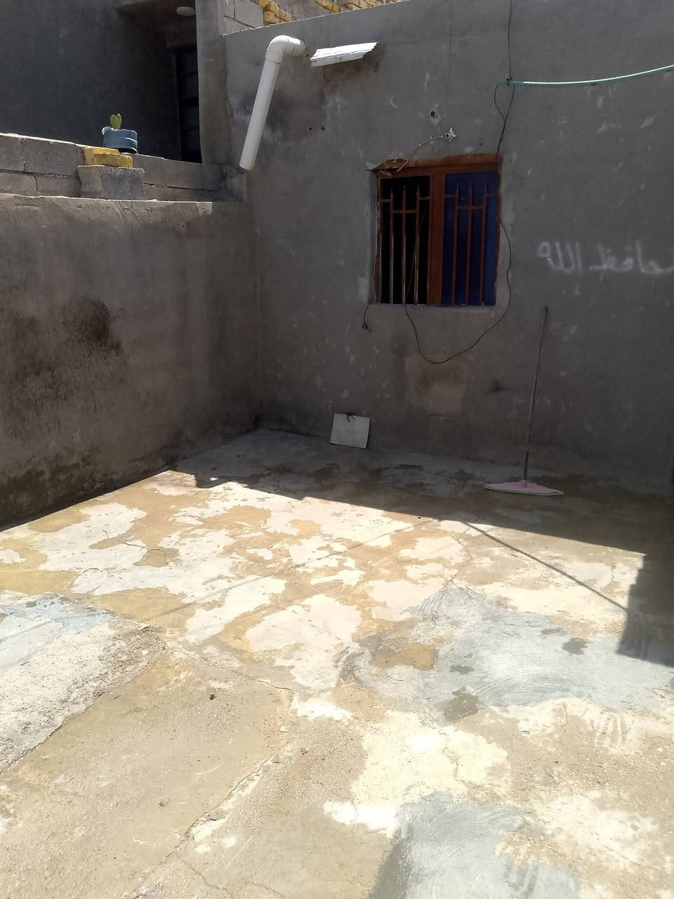 سلام عليكم بيت الإيجار المكان حي الحكيم مقابيل المخازن من جهه الكورنيش ***********
