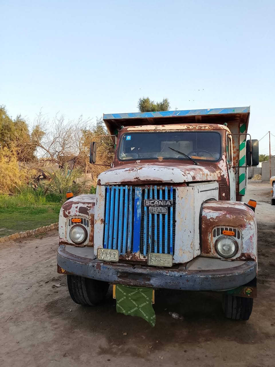 السلام عليكم سكانيه 111 للبيع موديل 74مكينه وكير خير من الله لاصرف ولا بخار اكسنهه وسط شاصي مكفول حداديه جديده تايرات جدد خياسات بس بلكاعيه القماره رقم اصفر مشتغلين بمعاملتهه للستفسار على ***********//***********
