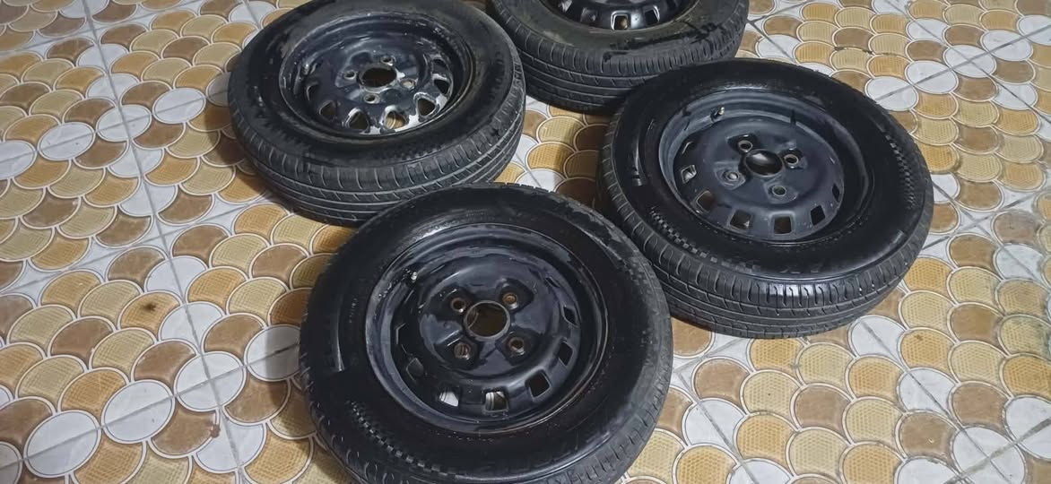 السلام عليكم تخم تايرات حجم 13 هنه وتايراتهن انظاف جدا برهم الدمعه والاكسله سعرهن ب125 الف اليحتاجهن يتصل ***********
