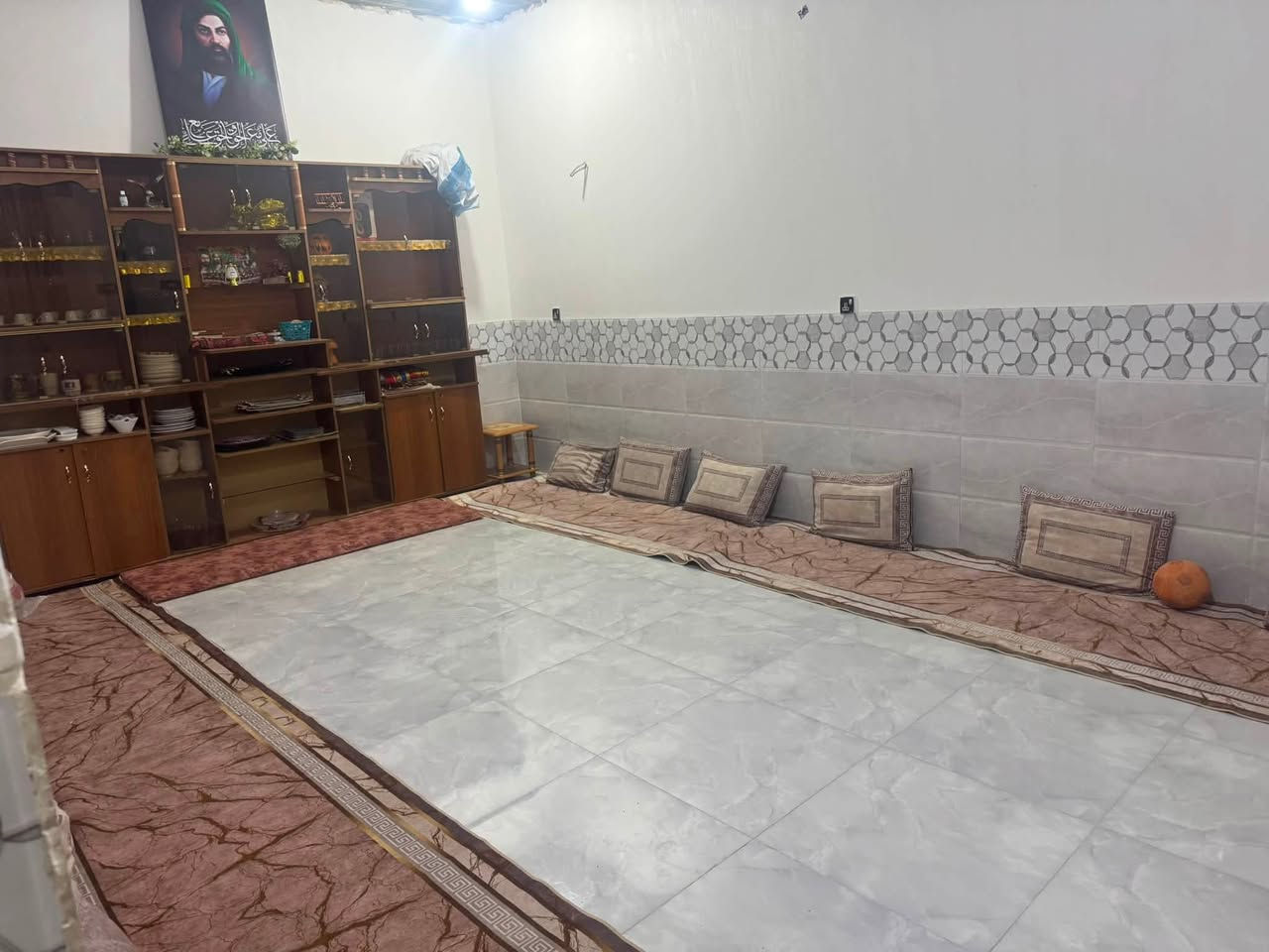 السلام عليكم دار للبيع في كربلاء المقدسه منطقة الشبانات شارع الشهيد اثير الزاملي. يبعد عن مرقد الإمام الحسين 3 كيلو وعن كنطرة السلام اقل 500 متر االمساحه 100 متر طابقين منفصل نضام شقق بناء حديث سنه 2025 كلش مرتب وشغل درجه أولى يصلح حسينيه عرض الشارع الفرعي 7.5 متر. الطابق الأرضي يتكون من غرفه واستقبال ومطبخ وصاله وحمامات داخليه وخارجيه. الطابق الثاني غرفة نوم واستقبال ومطبخ مفتوح ع الصاله وصحيات. جنس العقار 117 ومشمول بقرار 320 بتمليك الأراضي الزراعيه ومقدمين بي معامله كامله وحتى رقم احصائي بيها. السعر80 مليون وقابل للتفاوض للتواصل ***********
