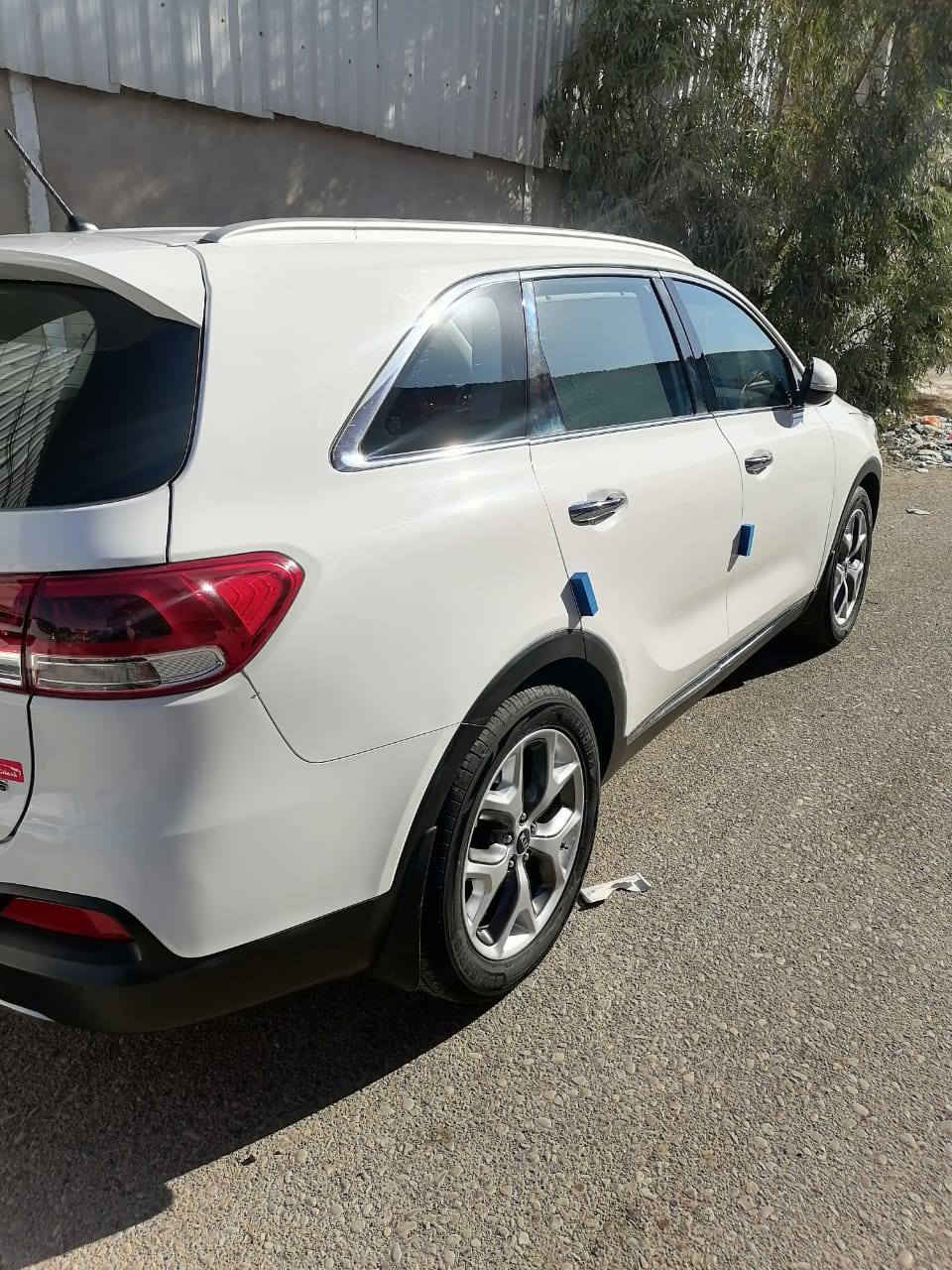 للبيع كيا سورنتو 2016 خليجي رقم اربيل باسمي تحويل ثاني يوم وبيه دفتر بانزين
 بصمة تشغيل وبصمة أبواب 
ستة سلندر المحرك 3500
سبعة راكب
حساسات امامي خلفي
كاميرا
تايرات جديدة
تبريد وتدفئة
لون ابيض
وويل كروم بلادي
الكشن كهرباء والمرايات شفط  واشاير بالمري
بيها صبغ شبر بالدوسة وتعديل بارد بصفحة باب السكن من الخارج اربع أصابع وتعديل بارد رصعتين صغار بالقمارة
مبدل كازكيت فقط
السيارة نضيفة جدا
ماشية 180
المكان كركوك
السعر ٢١٥ وبيها مجال
للاستفسار الاتصال بالرقم
***********
