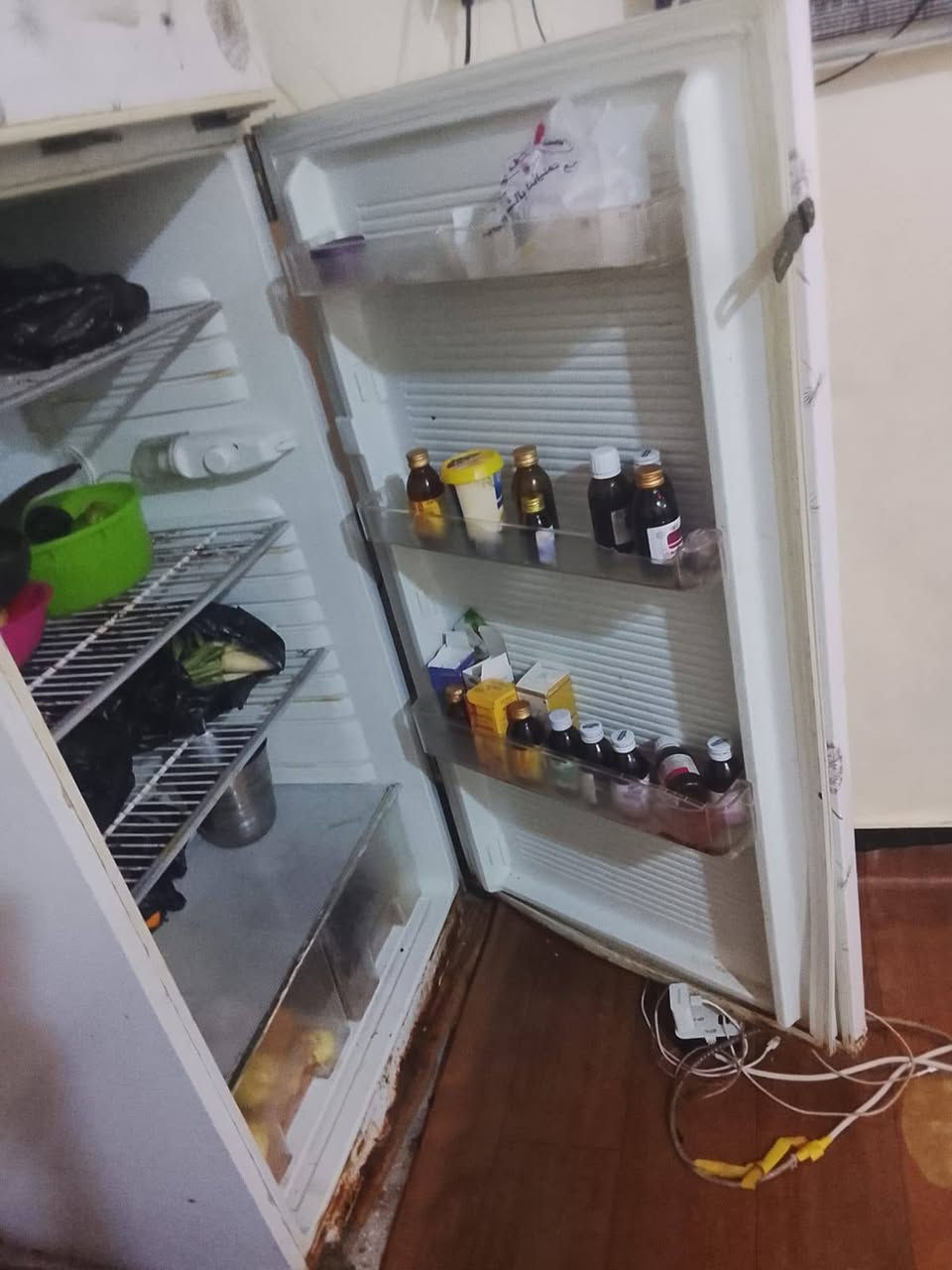 ثلاجه حجم جبير ٢٦ قدم تبريد يخبل  بيبانه مخليلهن رزه مخيسه شويه من جوه دواخله نضيفه سعره ٧٥


**إذا كنت صاحب هذا الإعلان وتريد حذفه لأي سبب، رجاءا أرسل رسالة إلى الدعم الفني**