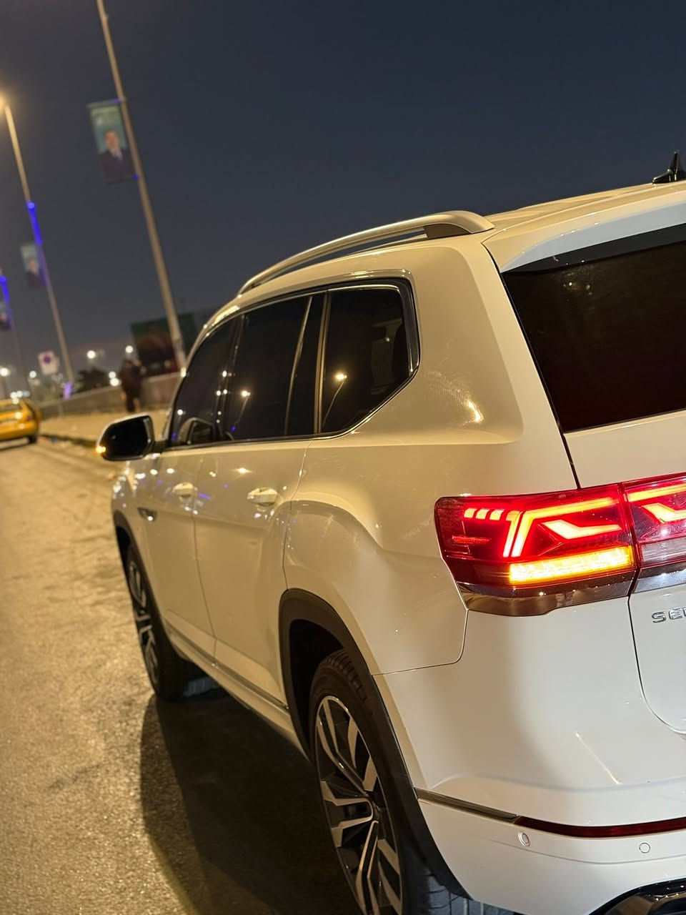 :

🚘 للبيع — Volkswagen Atlas 2022 فول مواصفات
🔹الرقم:اربيل
🔹 الموديل: 2022
🔹 الفئة: R-Line (فل كامل)
🔹 المحرك: 6 سلندر 3.6L V6 — قوة 276 حصان  
🔹 جير: أوتوماتيك 8 سرعات Tiptronic
🔹 عدد المقاعد: 7 ركاب
🔹 بانوراما سقف كامل
🔹 شاشة كبيرة + Apple CarPlay / Android Auto
🔹 كاميرات محيطية + حساسات أمامي وخلفي
🔹 رادار + مثبت سرعة ذكي (Adaptive Cruise)
🔹 مقاعد جلد كهربائية + تبريد وتسخين
🔹 تدفئة ستيرن
🔹 تشغيل بصمة + دخول ذكي
🔹 نظام صوت Fender Premium
🔹 تايرات R-Line قياس 21
ماشية 46.000
📌 الحالة:
حادث سابق الصندوق فقط (مبدل)
بدون دواخل — بدون شاصي — بدون إيرباك
السيارة نظيفة جداً والاستعمال ممتاز
للاستفسار ***********
