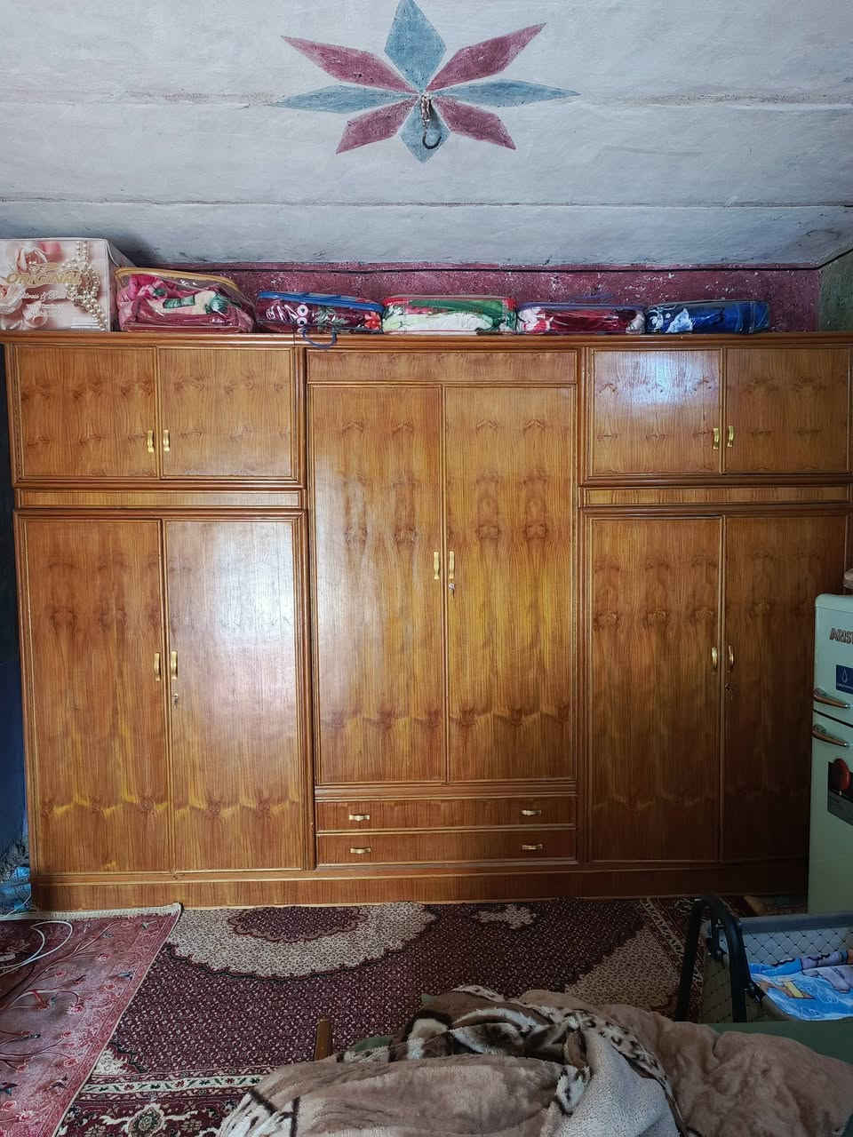 السلام عليكم خوان غرفه خشب صاج تسكام  للبيع  العنوان بابل الهاشميه سعر 700وبيه مجال للشراي***********
