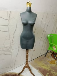 ملكانه مستخدم شي قليل. سعر 25 توصيل متوفر مناطق قريبه   مكان بغداد 077...