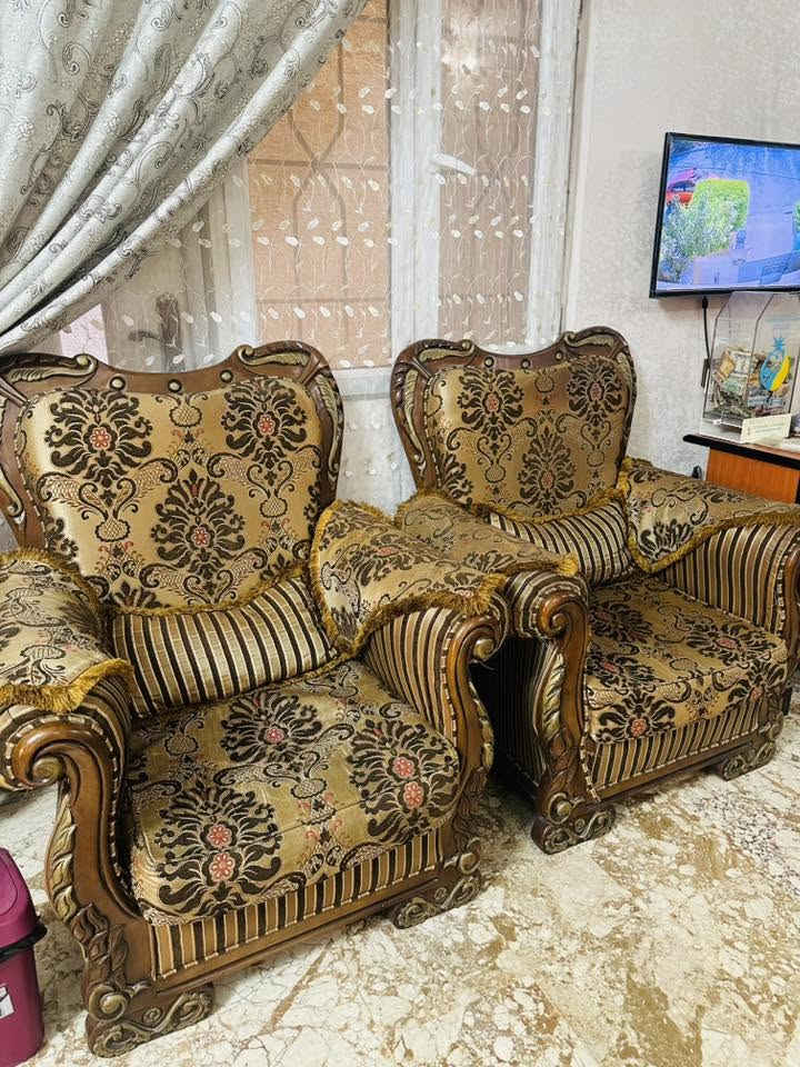 تخم قنفات تركي 
خشب زان 10 مقاعد مع 3 طبلات وحده منهم كبيرة ركنية
السعر 750 الف 
الرقم ***********
