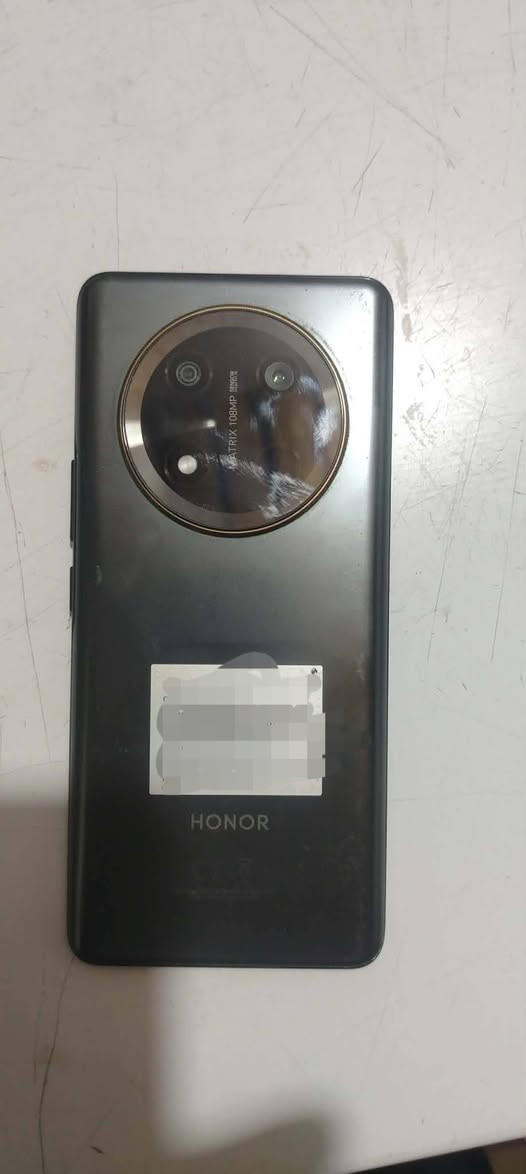HONOR X9c ببطارية بسعة 6600 مللي أمبير وتصميم فائق المتانة مقاوم للصدمات والكسر بشكل كامل، مع دعم شبكات الجيل الخامس 5G. 
المواصفات
الشاشة	 منحنية بحجم 6.78 إنش، بدقة 1.5K، وتحديث 120Hz
الكاميرا الخلفية	ثنائية: رئيسية 108 ميجابكسل بمثبت بصري (OIS) + زاوية عريضة 5 ميجابكسل
الكاميرا الأمامية	بدقة 16 ميجابكسل
سرعة الشحن	شحن سريع بقوة 66 واط مقاوم للصدمات
سعر 315 الف
مكان صقلاويه
تواصل على الرقم ***********
