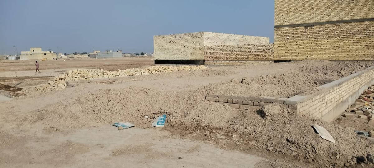 سلام عليكم قطعه ارض للبيع بالمدثره كامله مجاري ماي تبليط بتلو مساحه 400م لاتصال على  ***********
