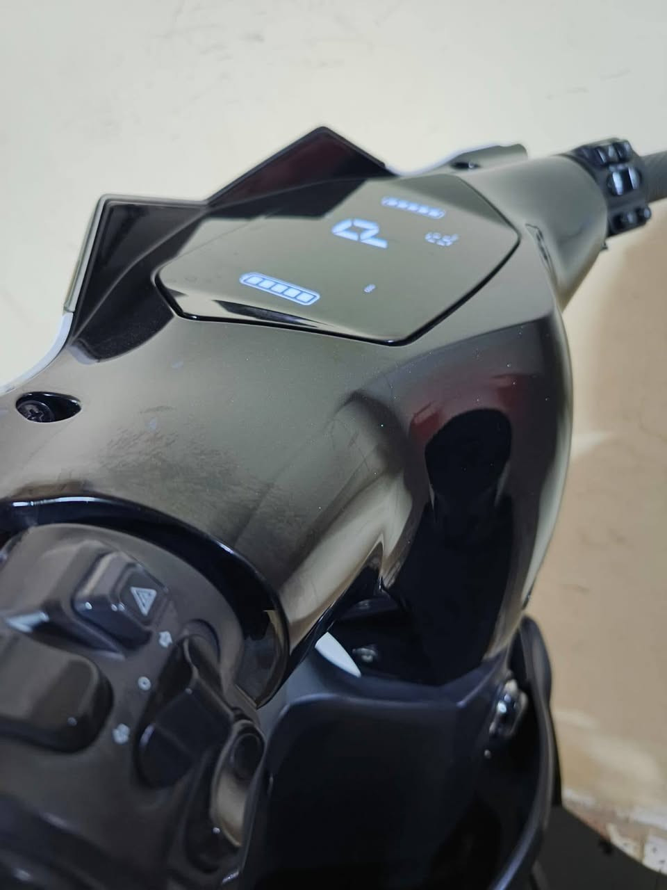 السلام عليكم دراجه ليمه للبيع دراجه زيرو ما ماشيه بل كارتون مديل 2025 وصل المعرض او ملحقاتها بيها
وين ميعجبك اخذه بيدي نفحصه اختلاف عن الصور سعرايه تاخذها بلاش
تفاصيل الدراجه 
لايت عالي ناصي زنون
مثبت سرعه
نضام بك
نضام بارك الوقوف المستمر
بريك امامي خلفي دسك هايدروليك
شاشه كبيره تشكشف اعطال الدراجه ولتنبيهات
دبل اشاره
نشره ترحيب 
دبلات امامي خلفي غاس طيه جدا ناعمه
كشن طبي جلاتين
بطاريات مصطره الحجم الكبير كرافين انسه الشحن
ملف الدراجه 2000 حقيقي
تقطع مسافه بل شحنه الوحده 75 كيلو جيب ويز وفحص
الدراجه ضد الماء
تايرات جبلي جلاتين حجم 12
طلاعات جانبيه لراكب الخلفي
الشراي يتفضل خاص او التصال عله الرقم ***********
سعر الدراجه 850 بيها مجال بصيط
مكان الدراجه بغداد ساحت عدن

