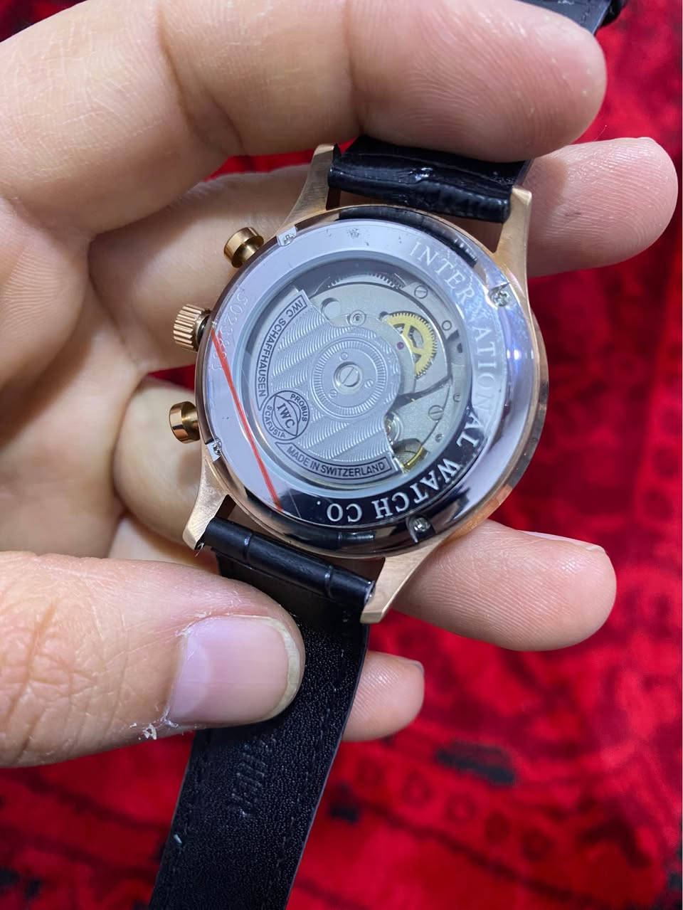 مارکە: IWC Schaffhausen.
• جۆر: ئۆتۆماتیک (بە جوڵەی دەست کار دەکات).
• ڕەنگ: فەریم لۆنی ئاڵتونی (Rose Gold) و قایشی ڕەشی جەلد.
• حاڵەت: زۆر خاوێنە و وەک لە وێنەکان دیارە مەکینەی دیارە.
• تێبینی دەربارەی کارکردن:
• سەعاتەکە خۆی زۆر بە جوانی ئیش دەکات و کاتی ڕێکە.
• بازنەی سەرەوەی کڕۆنۆگراف ئیش دەکات.
• تێبینی: بازنەی خوارەوە تەنها بۆ جوانییە و ناجوڵێت (ئەمە لە زۆربەی مۆدێلە کۆپییەکان وایە). بشدار, السليمانية


**إذا كنت صاحب هذا الإعلان وتريد حذفه لأي سبب، رجاءا أرسل رسالة إلى الدعم الفني**