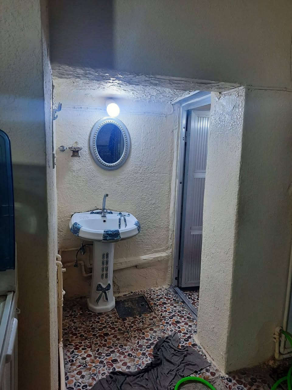 من رخصت صاحب الكروب 
دار للبيع المساحه 108 متر
 العنوان مدينه الصدر قطاع 55 خلف سوق الوحيلات الدار يتكون من طابق ونصف عكاده نظيفه ينسكن بي البيت بي 4غرف واستقبال ومطبخ بارد و صحيات و ملحقاته / البيت بي كراج امامي بي خدمات ومطبخ حار و مخزن 
ابيع تفليش للاستفسار     ***********
