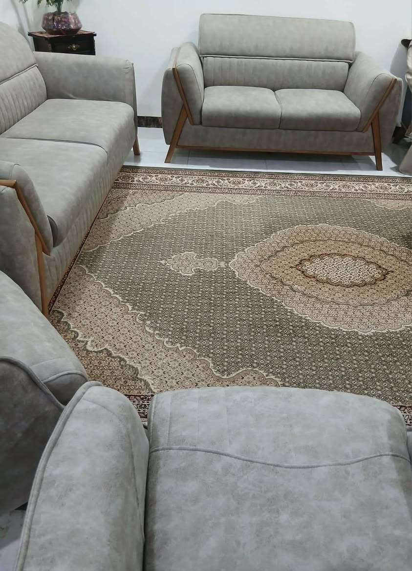 طخم قنفتين وكرسيين  تكمه جديد استخدام قليل جدا للبيع بسبب المكان فقط ب٧٥٠ الف دينار علما ان سعره بالمعرض أكثر بهواي، المكان الدوره كفاءات الصحه للاتصال *********** شكرا لصاحب الكروب.
