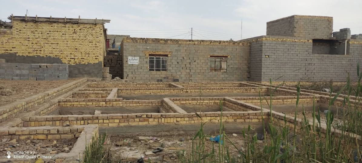 بسم الله الرحمن الرحيم للبيع    قطعة ارض ٢٠٠م  مشيده بتلو صب زائد بناء ثلاث سوف طابوگ قرب حسينية بيت عفلوك متوفر فيها كل الخدمات ماء كهرباء الاتصال ***********
