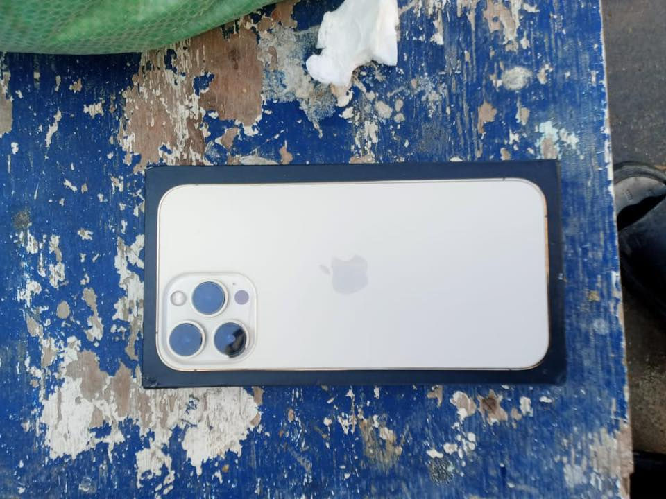 سلام عليكم ورحمة الله وبركاته موبايل ايفون 13 برو ماكس للبيع فقط مقفول الايكلود يعني متكدر تفرمته كلة شغال العاب 120 فريم تطبيقات كلشي فيس ايدي كلشي ممبدل بي البطارية 🔋83 نموذج m  اليريدة يتواصل خاص او واتساب ***********
