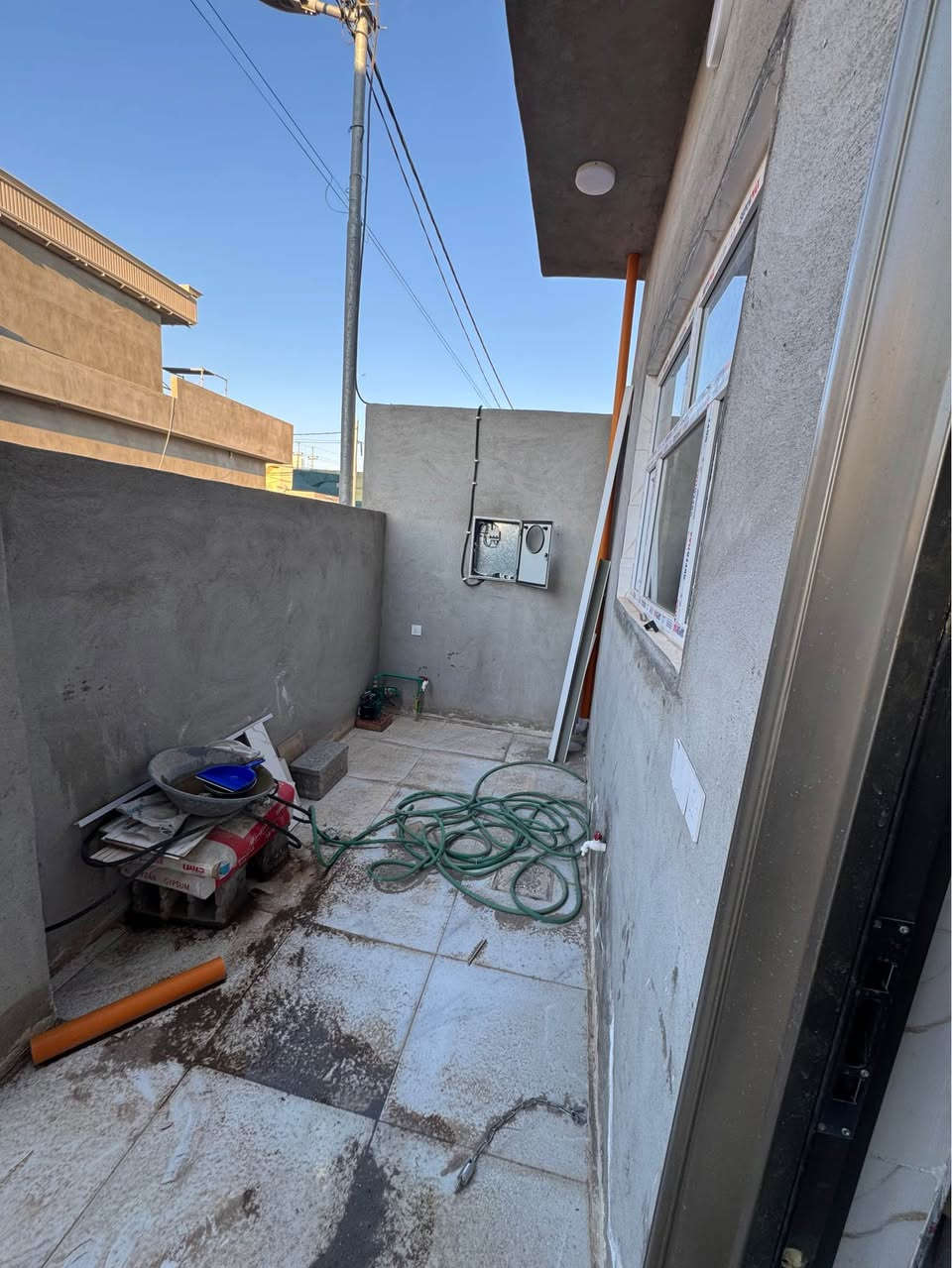 � للبيع بيت في خانقين داره كناره 🏡

فرصة مميزة لامتلاك بيت في موقع هادئ داخل مدينة خانقين.
البيت مناسب للسكن

تفاصيل البيت:

 • 🛏️ غرفة نوم عدد (1)
 • 🛋️ صالة صغيرة
 • 🍽️ مطبخ
 • 🏠 استقبال
 • 📐 مساحة البيت: 100 متر مربع

البيت مرتب وصالح للسكن، ومناسب لعائلة صغيرة أو شخص يبحث عن بيت عملي.

📞 للاستفسار والمزيد من التفاصيل يرجى التواصل خاص أو عبر الهاتف.*********** خناقين, ديالى
