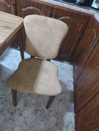 للبيع ميز يتكبر ويصغر و8كراسي ب200وبي مجال 07874646561