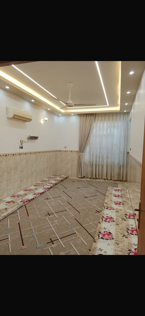 بيت للبيع حي الجمعية قرب دائرة الاطفاء وقريب على سايدين الوائلي مساحة ١٤٠ متر    طابقين الطابق الارضي غرفة وصالة واستقبال ومطبخين حار وبار وصحيات داخلية وخارجية ومكشوفة والطابق الثاني غرفتين وصالة وسطح صغير وسطح كبير وصحيات السعر ٢٨٠ والاستفسار اكثر 
على الرقم ***********
