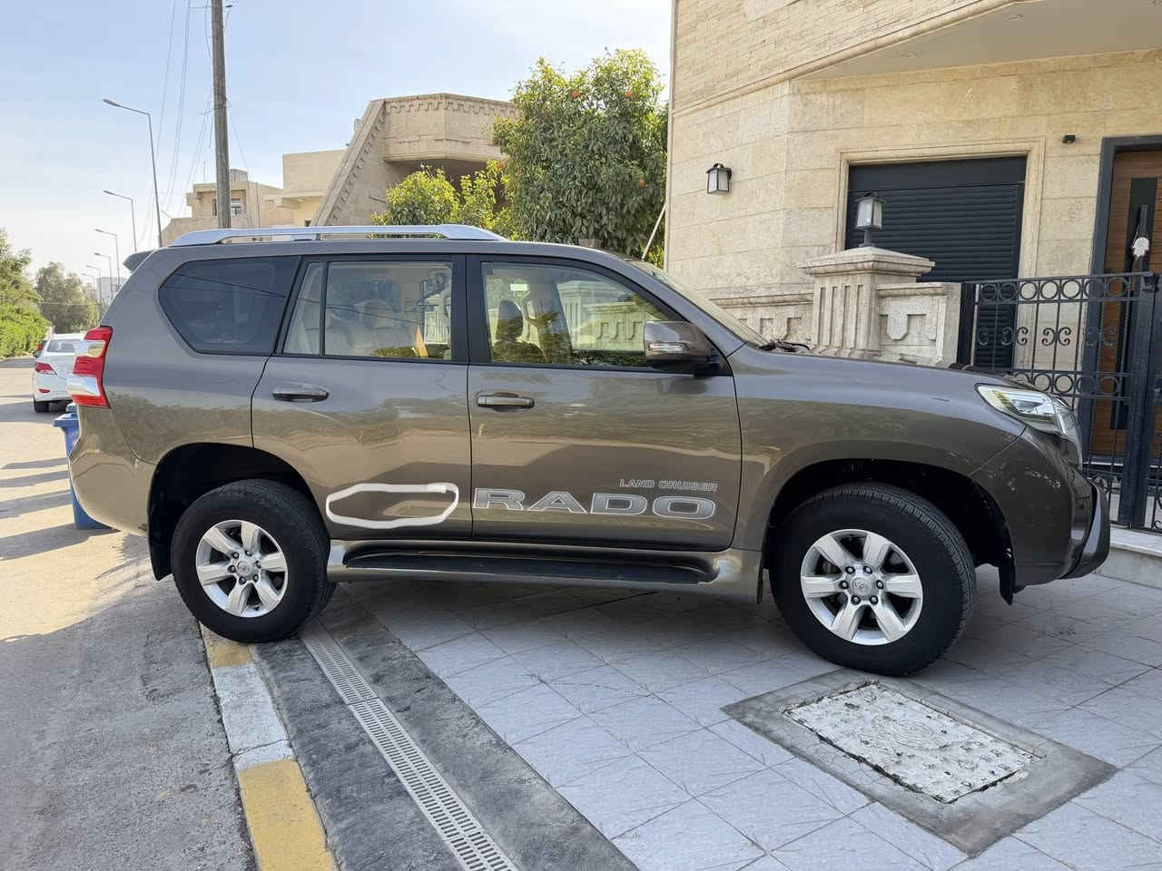 برادو ٢٠١٦    كويتي  txl  وكاله الساير لون مميز جكليني   ٦ سلندر   دبل  تانكي   بصمه  شاشه كامره   سبير تعليك رقم اربيل  شرط التحويل   مكان السياره بغداد  مواصفات عاديه بدون  سلايد  السياره نظيفه جدآ وبدون اي نقص   ماشيه ١٣٢ كم    السياره مكفوله  فقط بيه نص الباب الخلفي عكس السايق من الاسفل   صبغ اثر شخط  موضح بل صور والدعاميه الخلفيه اثر شخوط  والباقي مكفول  السعر  مناسب  بلنسبه الموديله  ونظافته 
٣١٥ $  ورقه   ( الي يحب يستفسر اكثر يتصل  مكلف بل نشر )
***********
***********
