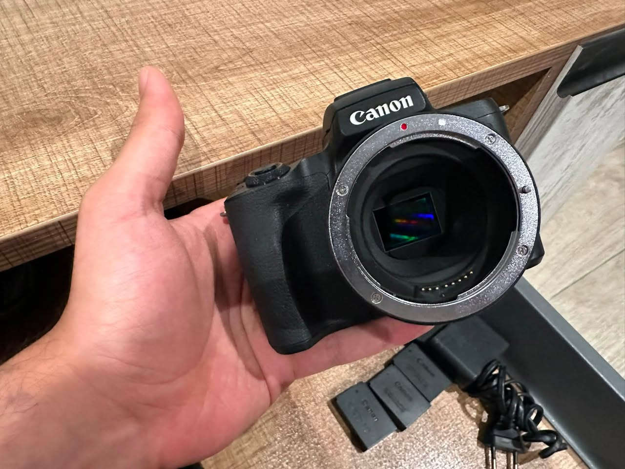 السلام عليكم
للبيع | Canon EOS R50 

أستعمال الكاميرا جداً قليل وبعدها جديدة ونظافتها واضحة بالصور 

الملحقات الي وياها :
عدسة canon 15-45 ✅
عدسة canon 75-300 عدسة عملاقة ✅
وبقية الملحقات الي موجودة بالصور كلها تاخذها وياها 

مكاني بغداد 
للتواصل خاص او واتساب ***********
