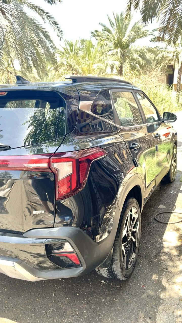 كيا سيلتوس SX  2024(اعلى فئة) 1600 تيربو 195 حصان 
المواصفات شاشة متصلة وعدادات ديجتال بصمة فتحت سقف قماره 
رادار امامي وخلفي ونقاط عمياء
تحكم ستيرن كامل  وتحديد مسار وقيادة ذاتية ومثبت سرعة 
الحادث بابين عكس السايق
كشنات جلد تدفئة تبريد 
قطعتين تبريد
كرسي سايق كهرباء 
سايد بريك كهربائي
‏Auto hold
دفع رباعي
تشغيل عن بعد
تراكشن
مداخل تايب سي ويو اس بي
نظام نزول منحدرات
سستم صوت BOSE
‏MOD DRIVE SPORT NORMAL ECO
انارة داخلية دشبول وسماعات ورجل
داخل لون مشمشي مميز
الانارة الامامية والخلفية LED ..
السيارة ماشيه 26500 كيلو متر 
رقم بغداد 
مكاني بغداد الشعب 
السعر ١٧٠ ورقة 
***********
