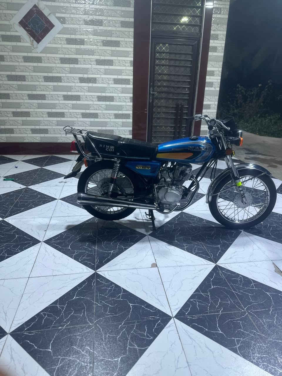 سلام عليكم
دراجه نامه امتياز باب اول 
ثلاث سويجات 
استخدام شخصي
سكنر 5 وراق 
دراجه كفاله من تاير الامامي الى تاير خلفي 
محرك و كهربائيات كفاله عامه على وضع الشركة
سعر خاص 
مكاني كربلاء الوند 
***********
