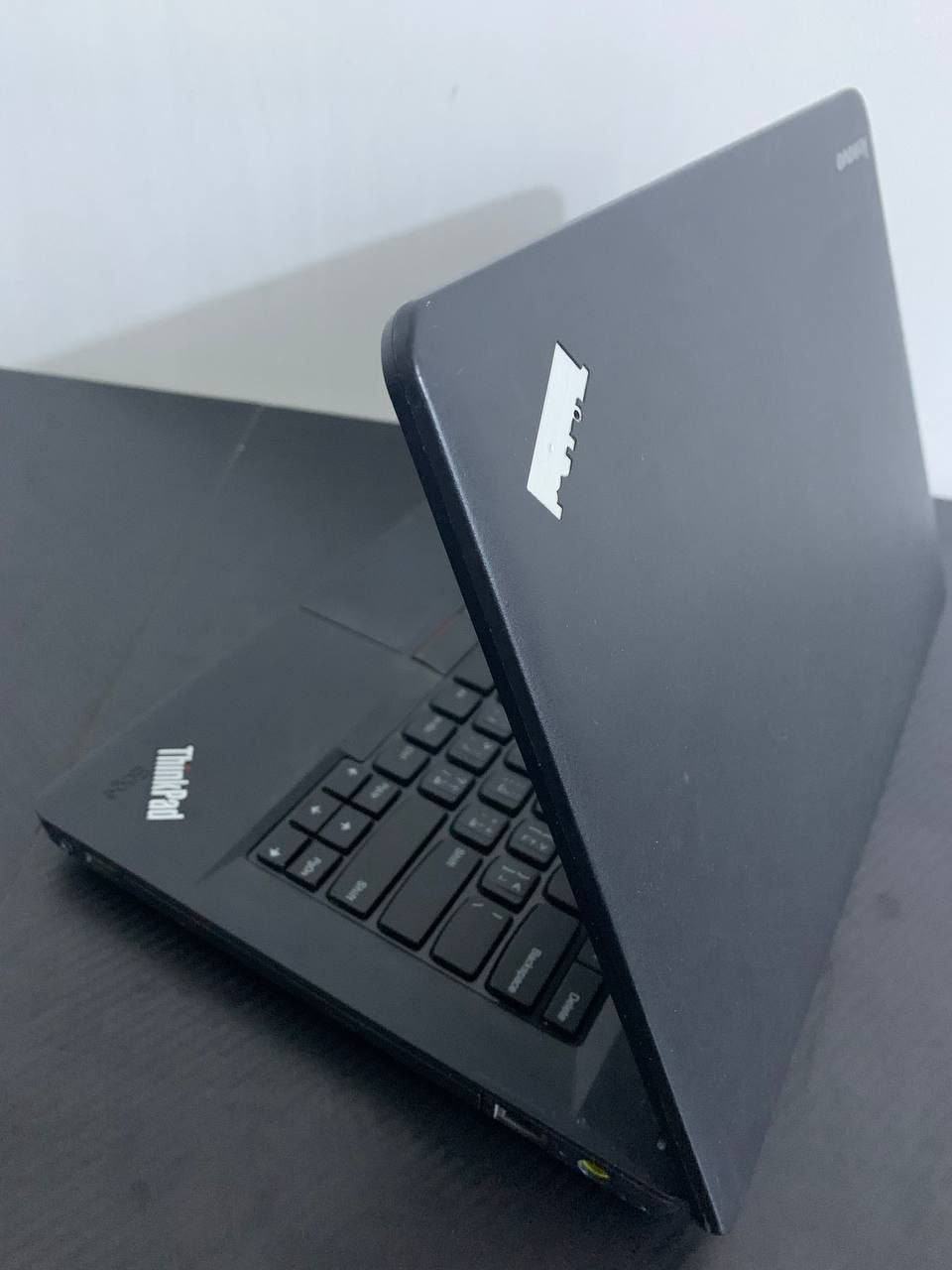 حاسبة للبيع بسعر 105 الف
‏
‏مناسبة للدراسة والبحوث والاعمال المكتبية ولاي شيئ تحتاجه 👍
‏ معالج Core i3 الجيل الثاني 
‏رام 4GB D
‏هارد 320GB — تخزّن كل ملفاتك وألعابك براحتك
‏شاشة 14 إنج HD — واضحة، ألوانها نظيفة 
‏
‏وياهه ملحقات كاملة (ماوس،  ماوس باد، شاحنته الاصلية، وحقيبة)
‏
‏يتوفر توصيل كل المحافظات مجانا
‏ضمان 10 ايام في حال وجود اي خلل او مشكلة استبدله الك مع هدية 🌹 
‏متواجد ماسنجر
‏واتساب *********** 
‏
