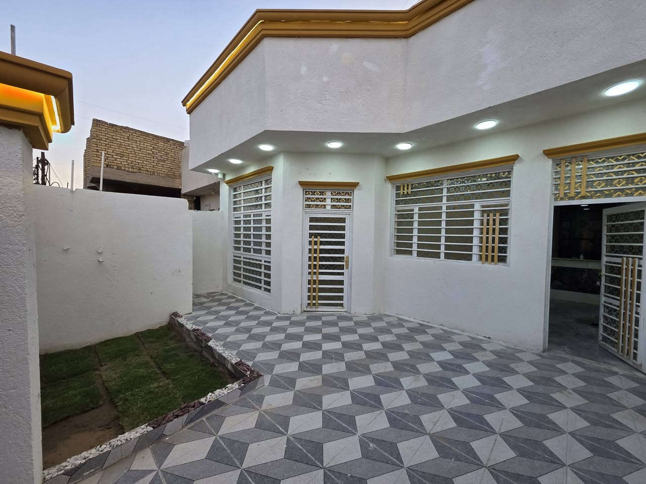 بيت للبيع طابو زراعي سند 25مسجل بلبلديه كوت حي الحكيم شارع حي الوائلي قريب على الشارع العام تفاصيل البيت البناء طابوك المساحه 160م ،مربع يحتوي على غرفتين نوم وصاله ومطبخ وستقبال وكراج وحديقه السعر ٦٧ وبي مجال الاستفسار مراجعه مكتب دلاليه احمد السعيدي  قرب حسينيه بيت خليفه الاتصال *********** _***********
