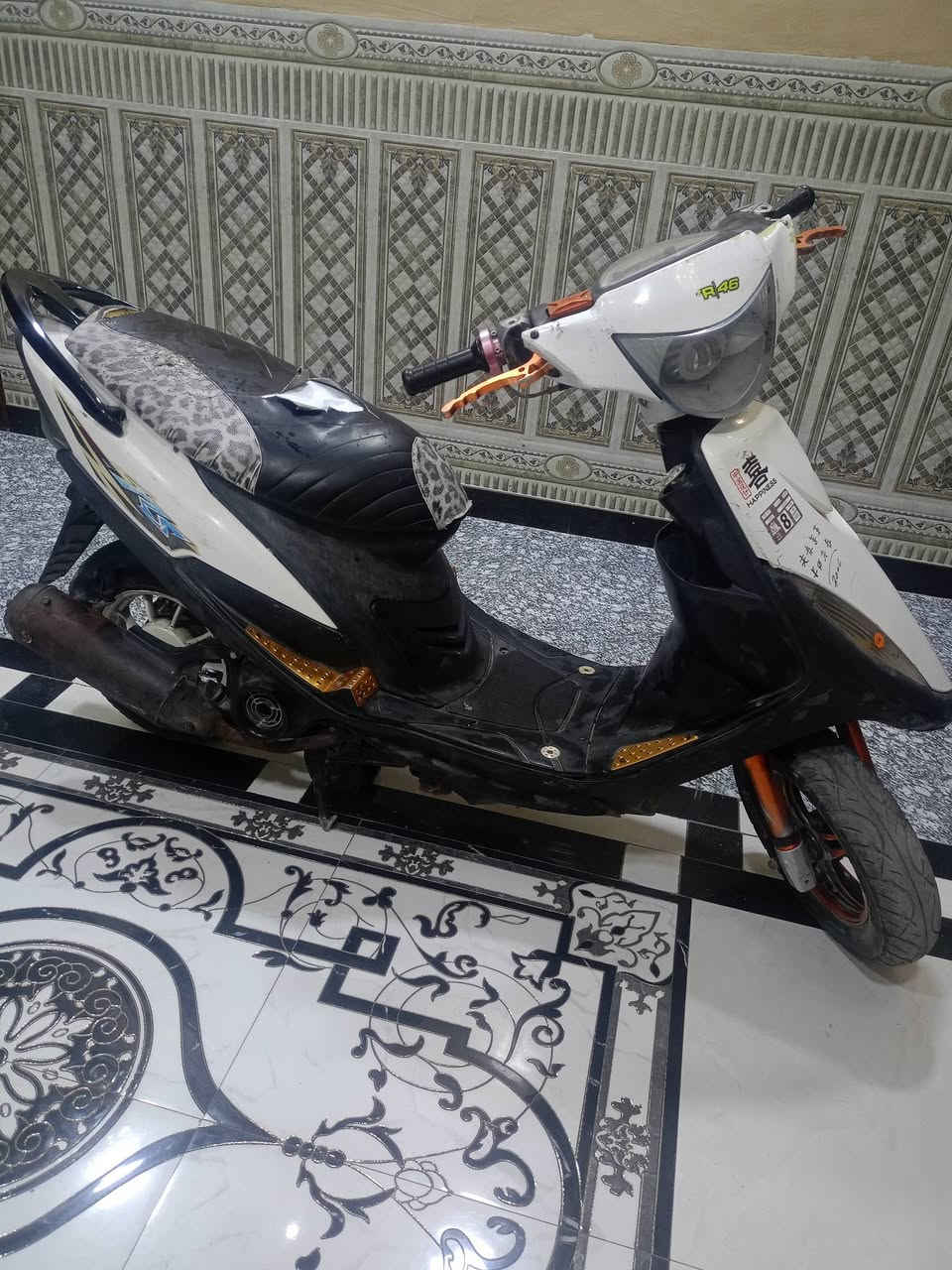 سلام عليكم دراجه ماكس عدله نضافتها شوف اعيونك نكره سلف بأي وقت  دبل تاير جديد   مكينه ما مفتوحه  مزوده تزويد خارجي كفرات بلادي ختم واحد  سعر 475 وبيها مجال شراي مكان  العبيدي  شارع  20رقم ***********
