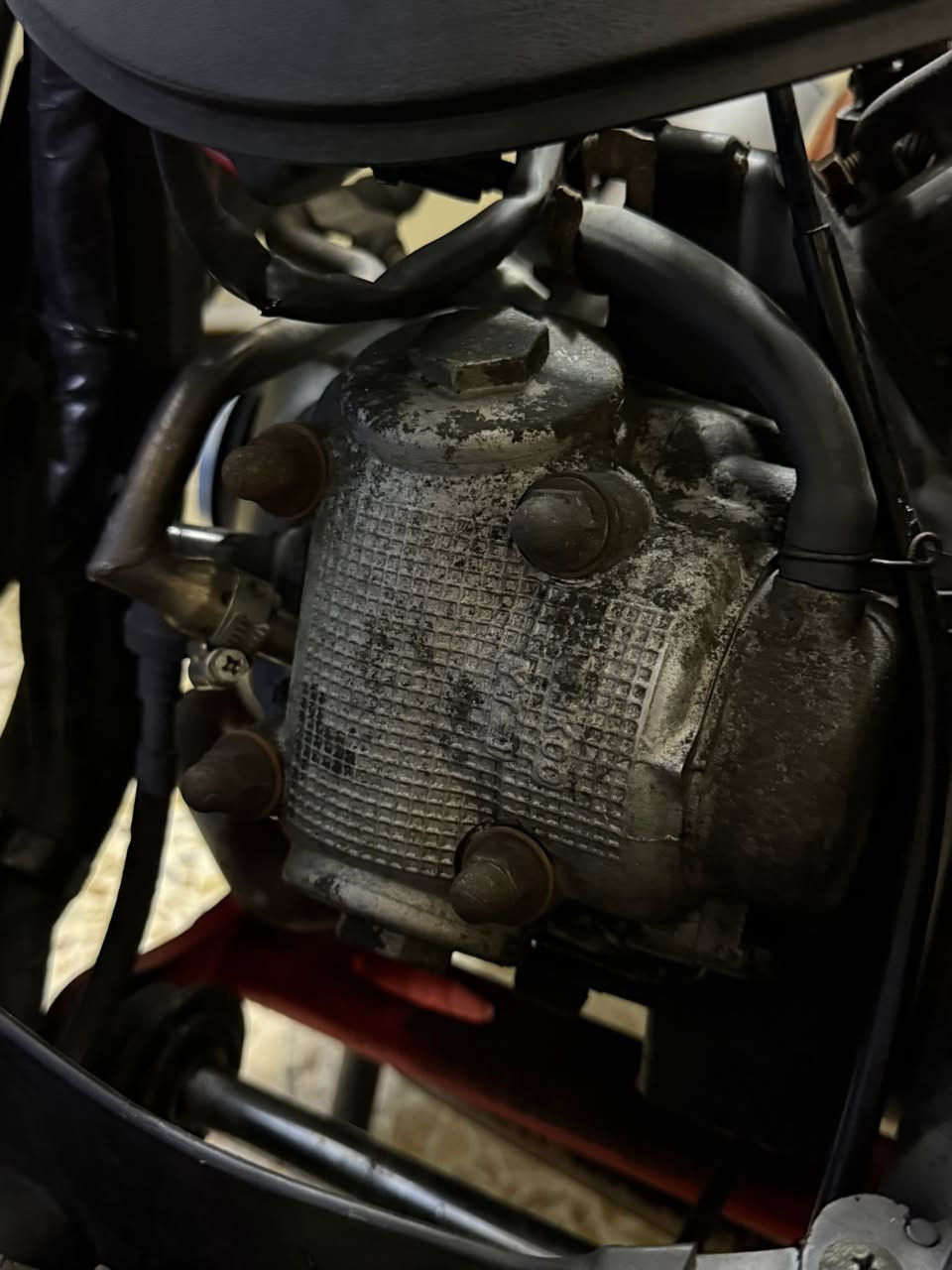 الدرجه مزود عليها هواي من دبلات اماميه وخلفيه وقطرت دهن وويدات بريك ويدات بانزين وبيها تايرات جيلاتين وبيها دوسات ارضيه وبيها شيال مكينه وبيها شيال الي يصير وره الكشن وبيها زوج كلجات اصليه شادهن ب 200 ومدوشم كشنها وبيها ستاند صفح وبيها قبق تهويه وملقط وبيها واقيه طين وبيها كلجات فول شلعه ومعدل الرقم ***********
