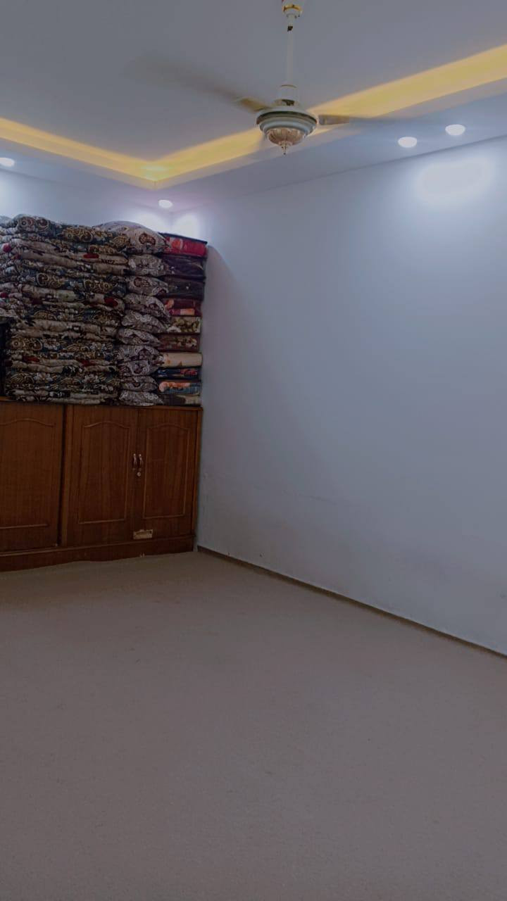 دار ١٢٥م طابقين بناء بلوك حيره حي الحسين قرب أسواق رقيه غرفه وصاله واستقبال ومطبخ وصحيات  الطابق الثاني غرفه والصاله ممسكوفه السعر٥٥ *********** مكتب الجنابي
