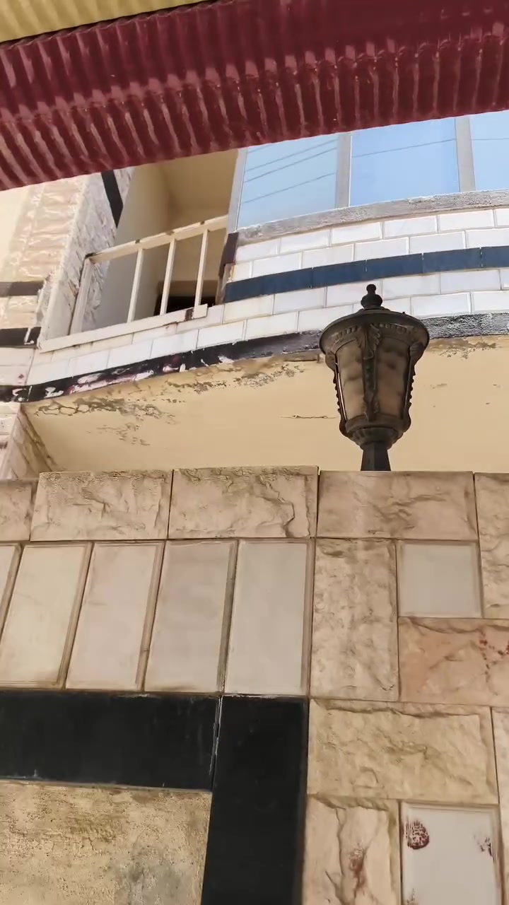 سلام عليكم بيت للبيع ٩٣ متر واقع حال١٠٠ الواجهة ٥متر سعر ٣٨دفتر يتكون من اربع غرف نوم وصالة وخدمات صحيه شرقي وغربي المنطقة المنصور الداودي محلة ٦١١قريب على شارع السايدين للاتصال على الرقم +964 790 164 3103
