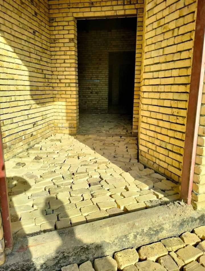 سلام عليكم
1-توفرت خباطه مع كادر صب 

2-حادله حجم كبير-وصغير 

3-كادر بناء بتلو وصب وزفت 

4-قلع ونقل الانقاذ          ***********

5-لبخ وبناء ورفع مواد +وعمل سطوح

       كادر العمل حسن المقاول
