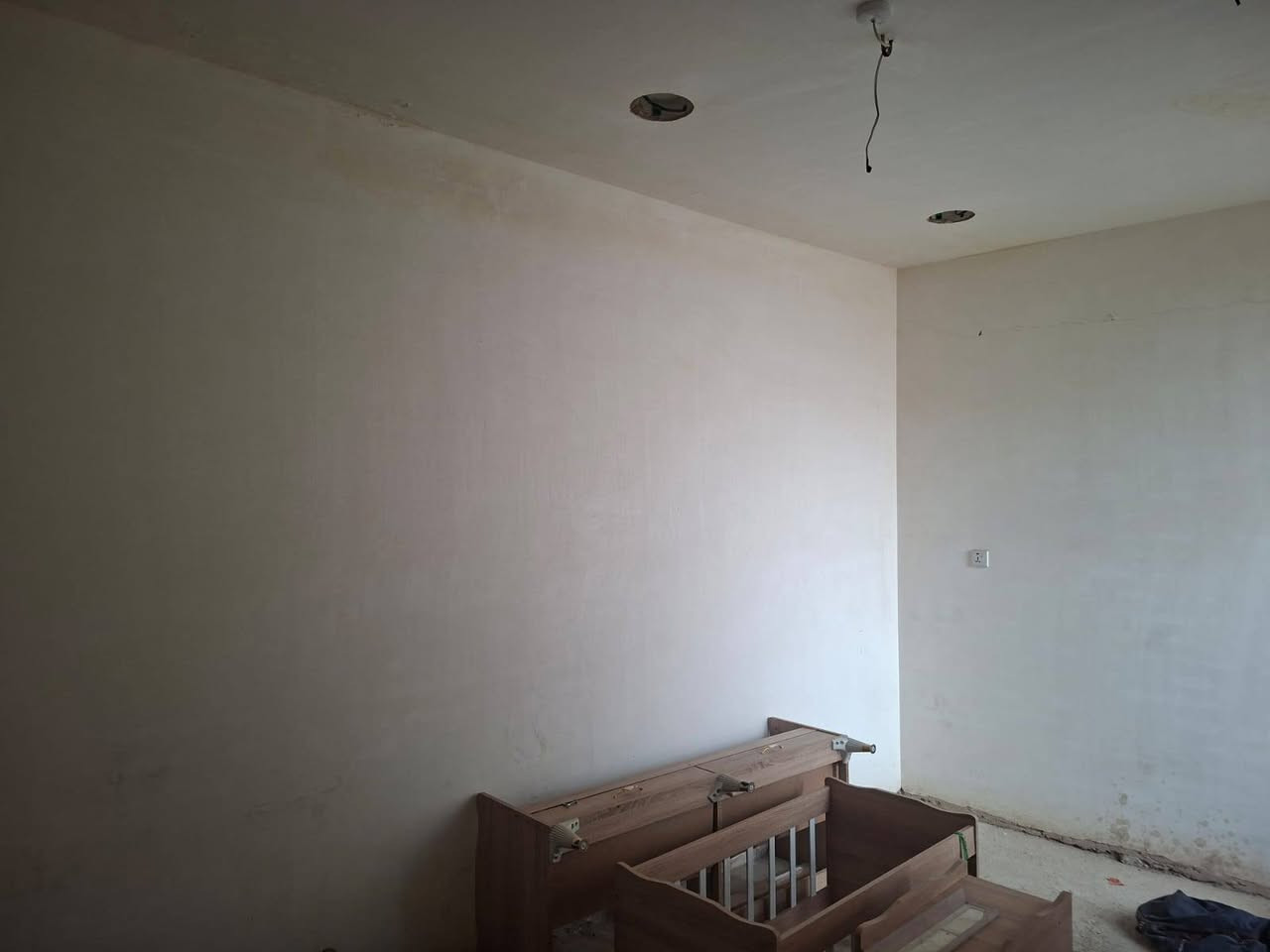 السلام عليكم للبيع مشتمل زراعي ارض البرزنجية 
مساحة ٩٧ م واجهة ٥,٧٥ م نزال ١٧م طابقين بناء حديث شارع عرضه ٨ متر مقرنص كامل الخدمات 
الطابق الارضي: طرمه مدخلين هول مطبخ و حولي غرفة نوم صحيات ترك 
الطابق الاول : ٣ غرف نوم+ صحيات 
الطابق الثاني : درج + سطحين 
(( يحتاج تكملة الواجهة تطبيق ارضية الطابق الاول + تغليف الدرج )) 
سعره ١٨٠ مليون بي مجال بسيط انذار كاتب عدل اصولي من المالك مباشرةً
الموقع: سبع ابكار خلف سوق السمجة والدخول من شاكر الوادي و مطعم البلام 
يمكنكم ارسال عقارات (قطع اراضي بيوت مشتملات ) لغرض غرضها في المكتب *********** واتساب
