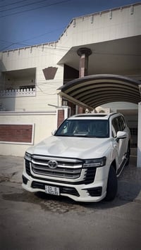 للبيع لاندكروز  مديل 2024  GXR تون تيربو جديده السياره  داخل احمر  ماش...