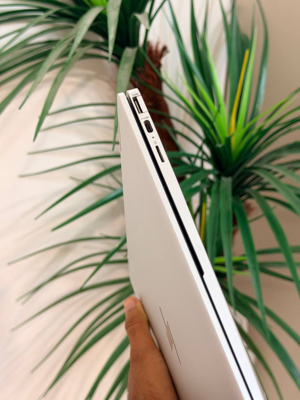 النظام: ChromeOS (Chromebook)
•  الشاشة: لمس وقابلة للدوران 360°
•  الحجم: 14 إنج
•  الرام: غالبًا 8GB
•  التخزين: SSD 128GB
•  البصمة: موجودة يم التاتش باد
•  الصوت: Bang & Olufsen
•  الواي فاي: Intel Wi-Fi 6
•  المنافذ:
 ○  USB-C
 ○  USB عادي
 ○  مدخل سماعات 3.5mm

ومن شكله الجهاز يعتبر:

•  خفيف ونحيف
•  بطاريته زينة
•  مناسب للدراسة والتصفح واليوتيوب وبرامج الأوفيس
السعر اتصل ‎0781 487 1619

