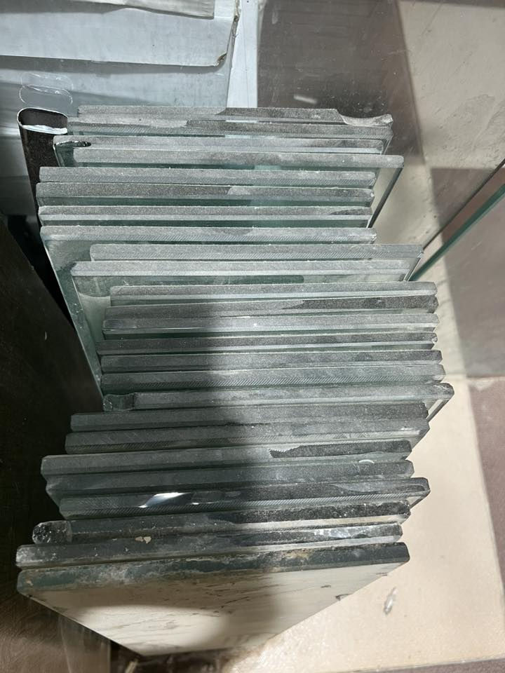 ميز معرض مائل Mdfمنقش cnc  متر و60 متوفر عدد 3 نفس الشكل سعر الواحد 100 الف ومتوفر جامات رفوف بمبا 10 ملم طول70 سم عرض 20 متوفر 80 قطعة سعر القطعة 4 الاف 
***********
