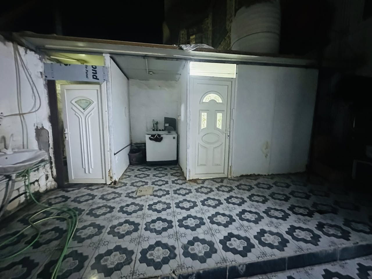 بيت للبيع طابو صرف بحي الوحده يم مدرسة شهداء القاسم  مساحة البيت الكليه 300 متر البيت طابقين
غرف أ ربعه (4)
استقبال 4+7
صاله.     4ونص +6
مطبخ.  4+5
مجمع صحيات خارجي
محل أ سواق من ظمن البيت 
أي إستفسار يرجى الاتصال بنا
***********واتساب
