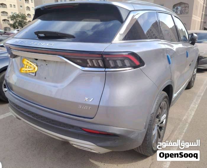 🔥 للبيع — BAIC X7 موديل 2025 اللون سلفر فل أوبشن — قمة الفخامة والتكنولوجيا 🔥 
🚨 أمتيازات مرسيدس بنز !!!
▪️بسعر (180) ورقه و بيها مجال بدون لوحات تاخذها و ترقمها وين متريد ! 🔥  
▪️عداد  الكيلو متر (188كم و قابل للزيادة)!
▪️استلام شركة جديد زيرو!!!
▪️ضمان سنتين تبديل دهن و فلاتر تبريد مجاناً ! 🔥
▪️ضمان 6 سنين محرك و گير ! 🔥 
إذا تدور على سيارة SUV حديثة تجمع بين الشكل الأوروبي، التكنولوجيا الذكية، الراحة العائلية، والمواصفات المستقبلية… فالـ BAIC X7 تعتبر من أقوى الخيارات الموجودة حالياً 😎

━━━━━━━━━━━━━━━

🚘 معلومات السيارة:
▪️ الشركة المصنعة: BAIC
▪️ الموديل: X7
▪️ سنة الصنع: 2025
▪️ اللون الخارجي: سلفر معدني فاخر ✨
▪️ اللون الداخلي: جلد Nappa من مرسيدس برتقالي فاخر مع تطعيمات حديثة
▪️ الفئة: فل كامل / أعلى تجهيز
▪️ عدد الركاب: 5 ركاب براحة ومساحات واسعة جداً
▪️ تصنيف السيارة: SUV عائلية رياضية فاخرة

━━━━━━━━━━━━━━━

⚙️ المحرك والأداء:
🔹 محرك 1.5 لتر Turbo GDI
🔹 4 سلندر تيربو اقتصادي وقوي
🔹 القوة: 185–188 حصان
🔹 العزم: 305 نيوتن متر
🔹 ناقل حركة 7 سرعات DCT مزدوج التعشيق
🔹 دفع أمامي FWD
🔹 استجابة ممتازة بالتسارع
🔹 ثبات عالي على السرعات
🔹 نظام قيادة Eco / Sport
🔹 عزل احترافي للهواء والأصوات
🔹 سرعة قصوى تقارب 240 كم/س
🔹 استهلاك وقود اقتصادي 19.3 كم لكل 1 كم
🔹 خزان وقود 60 لتر

━━━━━━━━━━━━━━━

🛞 نظام التعليق والثبات:
✔️ تعليق أمامي MacPherson مستقل
✔️ تعليق خلفي Multi-Link متعدد الوصلات
✔️ راحة عالية بالمطبات والشوارع العراقية
✔️ ثبات ممتاز بالمنعطفات والخطوط السريعة
✔️ نظام مانع الانزلاق TCS
✔️ نظام الثبات الإلكتروني ESP
✔️ فرامل ABS + EBD + EBA

━━━━━━━━━━━━━━━

📏 الأبعاد والمساحات:
▪️ الطول: 4745 ملم
▪️ العرض: 1892 ملم
▪️ الارتفاع: 1715 ملم
▪️ قاعدة عجلات: 2800 ملم
▪️ ارتفاع عن الأرض: 200 ملم
▪️ مساحة رجلين خلفية ضخمة
▪️ شنطة خلفية كبيرة مناسبة للسفر والعائلة
▪️ تصميم انسيابي بمعامل مقاومة هواء منخفض جداً

━━━━━━━━━━━━━━━

✨ التصميم الخارجي:
✔️ واجهة هجومية رياضية عصرية
✔️ شبك أمامي كرومي فاخر
✔️ إضاءة LED Matrix أمامية وخلفية
✔️ إضاءة نهارية DRL حديثة
✔️ خطوط ديناميكية فخمة
✔️ مقابض أبواب مخفية كهربائية Smart Handles
✔️ سقف بانوراما ضخم جداً بحجم يقارب 1320×850 ملم 🌌
✔️ جنوط رياضية قياس 20 إنج
✔️ مرايا كهربائية مع تدفئة وطي أوتوماتيك
✔️ جناح خلفي رياضي
✔️ باب خلفي كهربائي ذكي
✔️ حساسات أمامية وخلفية كاملة
✔️ كاميرات محيطية 360° ثلاثية الأبعاد HD

━━━━━━━━━━━━━━━

🛋️ الداخلية والفخامة:
✨ داخلية تعتبر من أفخم الداخليات ضمن فئتها السعرية

✔️ جلد Nappa فاخر
✔️ مقاعد كهربائية متعددة الوضعيات
✔️ تبريد + تدفئة  😮‍💨
✔️ ذاكرة حفظ لوضعية السائق
✔️ تحكم كهربائي كامل بالمقاعد
✔️ إضاءة داخلية Ambient Light بـ 64 لون 🌈
✔️ خامات Soft Touch فخمة جداً
✔️ ديكورات داخلية حديثة
✔️ فتحة سقف بانوراما ثنائية
✔️ مكيف أوتوماتيك ذكي ثنائي التحكم
✔️ فتحات تكييف خلفية
✔️ فلتر تنقية هواء للمقصورة
✔️ عزل حراري وصوتي ممتاز

━━━━━━━━━━━━━━━

📱 التكنولوجيا والشاشات:
🔥 من أكثر السيارات الصينية تطوراً بالتكنولوجيا

✔️ 3 شاشات LCD داخلية:
• شاشة عدادات رقمية 12.3 إنج
• شاشة وسطية ترفيهية 12.3 إنج
• شاشة مستقلة للتحكم بالمكيف 7 إنج

✔️ Apple CarPlay
✔️ Android Auto
✔️ بلوتوث + أوامر صوتية
✔️ مساعد صوتي ذكي بالذكاء الاصطناعي !
✔️ نظام التعرف على الوجه 😳
✔️ تشغيل بصمة Start/Stop
✔️ دخول ذكي بدون مفتاح
✔️ شاحن لاسلكي سريع
✔️ USB أمامي وخلفي
✔️ تحكم كامل من المقود
✔️ تحديثات ذكية للنظام

━━━━━━━━━━━━━━━

🅿️ أنظمة الركن والمساعدة:
✔️ كاميرا 360° HD
✔️ عرض ثلاثي الأبعاد للسيارة
✔️ خطوط ديناميكية أثناء الرجوع
✔️ نظام ركن ذاتي Auto Parking 🤖
✔️ مساعد نزول المرتفعات HDC
✔️ مساعد صعود المرتفعات HHC
✔️ Auto Hold
✔️ فرامل إلكترونية EPB

━━━━━━━━━━━━━━━

🛡️ أنظمة الأمان والذكاء:
✅ مثبت سرعة راداري ذكي IACC
✅ تحذير مغادرة المسار LDW
✅ المحافظة على المسار
✅ مراقبة النقطة العمياء BSD
✅ تحذير اصطدام أمامي FCW
✅ فرملة طوارئ أوتوماتيكية AEB
✅ التعرف على إشارات المرور TSR
✅ مراقبة تعب السائق
✅ High Beam Assist للإضاءة العالية الذكية
✅ 6 وسائد هوائية
✅ TPMS مراقبة ضغط الإطارات
✅ فتح الأبواب أوتوماتيكياً وقت الحوادث
✅ نظام مانع السرقة + Immobilizer

━━━━━━━━━━━━━━━

🌟 مميزات تخليها تنافس سيارات أغلى منها:
⭐ تصميم قريب للسيارات الأوروبية
⭐ فخامة داخلية أعلى من سعرها
⭐ تكنولوجيا متقدمة جداً
⭐ راحة ممتازة بالسفر والخط
⭐ مناسبة للعائلة والشباب
⭐ قيمة عالية