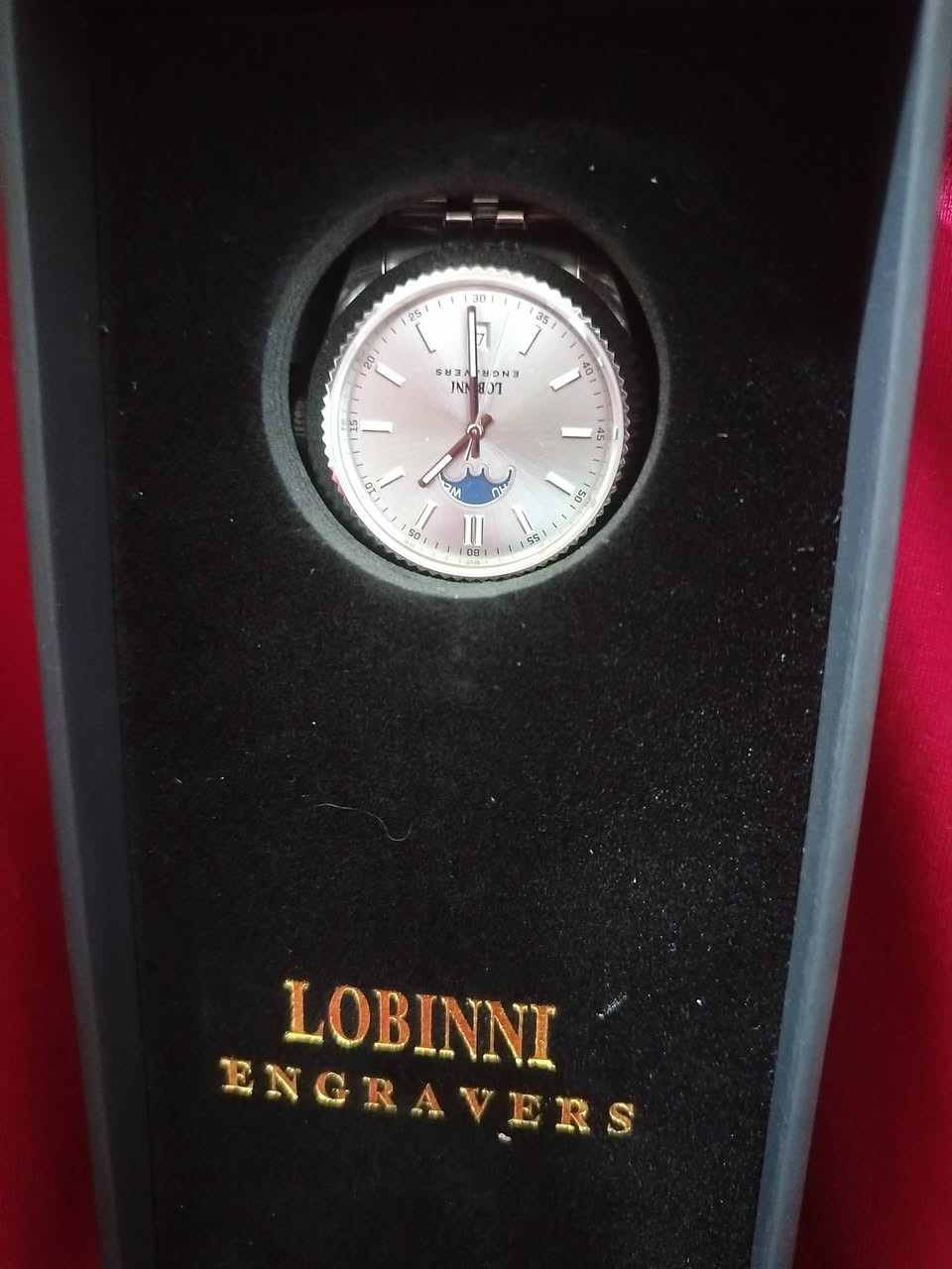 هذه ساعة رجالية من ماركة لوبيني (Lobinni)، وتحديداً من طراز 19018.تتميز الساعة بحركة ميكانيكية أوتوماتيكية من نوع ميوتا (Miyota) الياباني.الهيكل مصنوع من الفولاذ المقاوم للصدأ (Stainless Steel) مع زجاج من الكريستال الياقوتي (Sapphire Crystal) المقاوم للخدش.يبلغ قطر الميناء حوالي 39.30 ملم إلى 40 ملم.توفر الساعة مقاومة للماء تصل إلى 50 متراً (5BAR).


**إذا كنت صاحب هذا الإعلان وتريد حذفه لأي سبب، رجاءا أرسل رسالة إلى الدعم الفني**