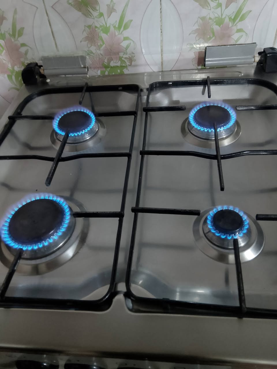 السلام عليكم طباخ للبيع السعر ١٠٠ 
***********
