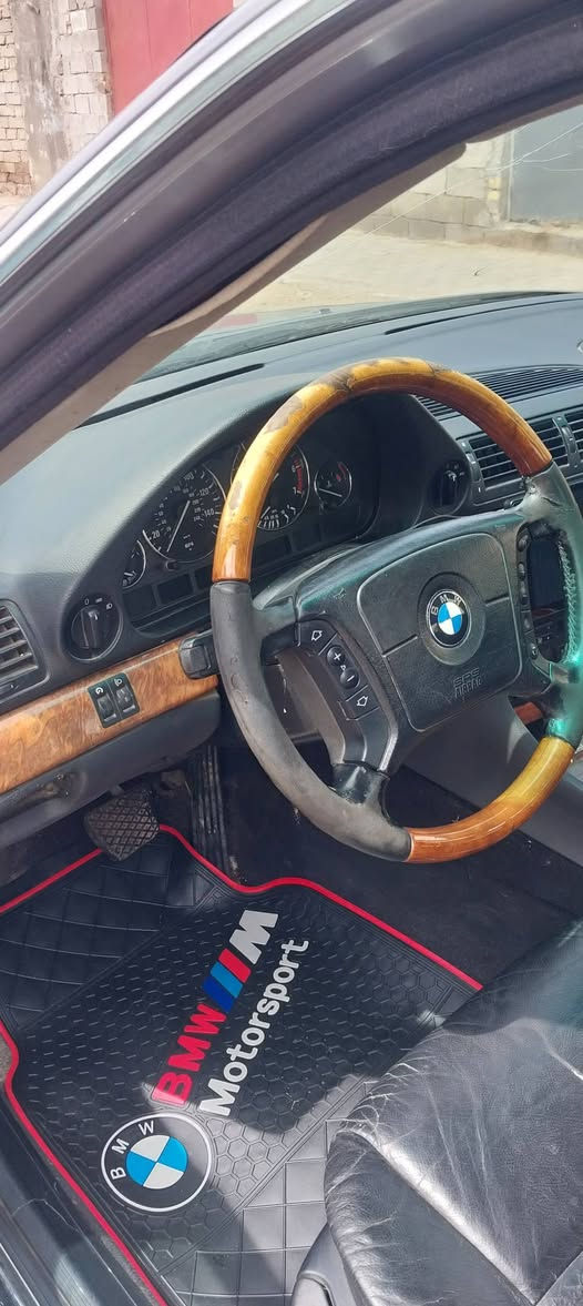 سلام عليكم سياره بي ام موديل 2000 728 دبل فانوس فول مواصفات سياره بلاديه كير ومكينه وحداديه كفاله تخم تاير جديد سعر 60 وبيه مجال *********** مكان سياره ميسان العماره
