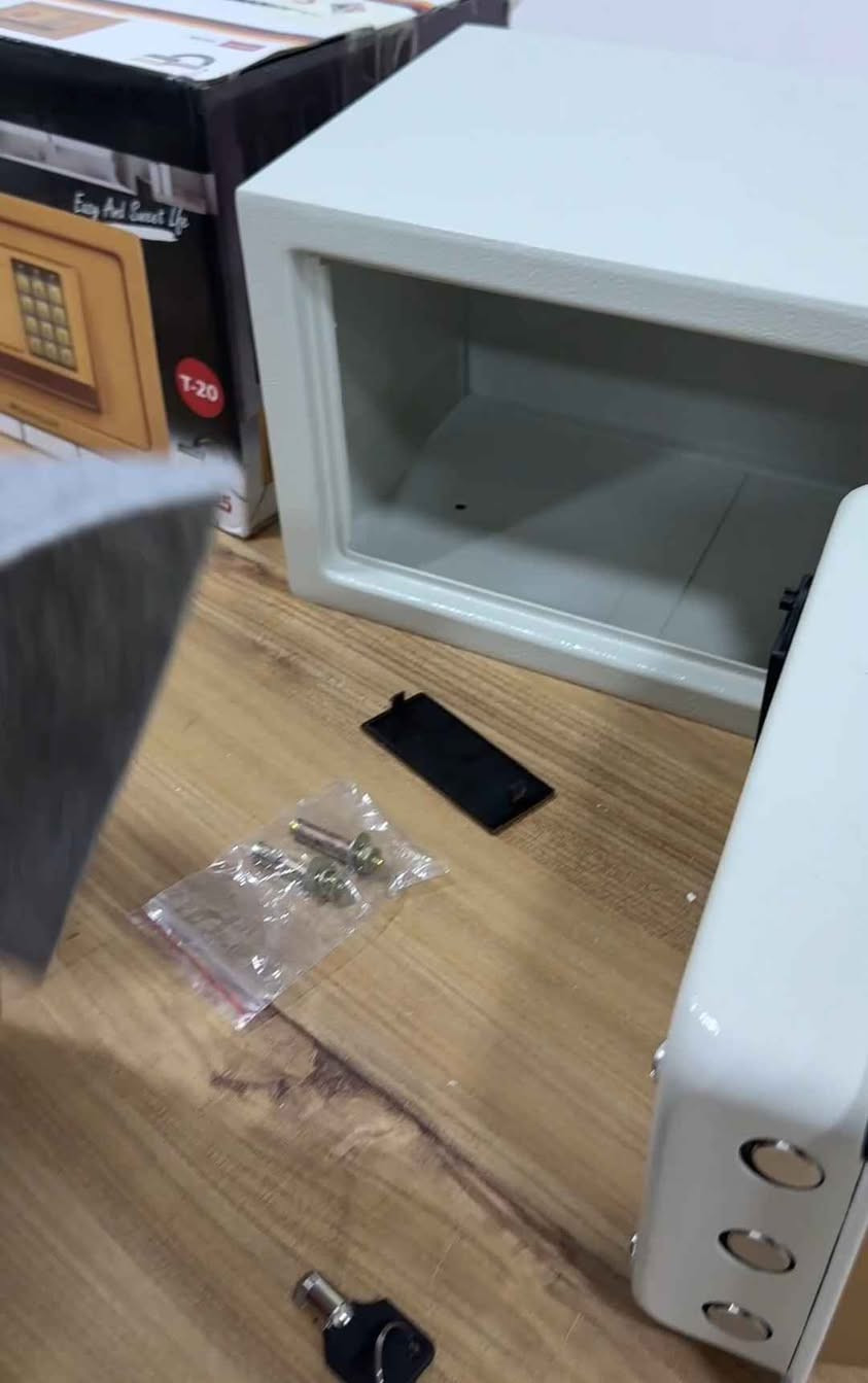 قاصة حجم صغير من سلفر كلاس

المميزات:

قاصة مثالية للاستخدام المنزلي

يوفر صندوق لحفظ الآمن

هيكل خارجي من المعدن عالي الجودة

يمكن وضع رمز حماية مكون من 1-8 أرقام

بطانة من السجاد في الجزء السفلي الداخلي لحماية مجوهراتك وساعتك الثمينة وبطاقتك وأموالك من أي تلف أو ضرر

القاصة مقاومة للحرائق

الوزن:4.5kg

المنشأ: الصين

أبعاد المنتج: الارتفاع: 20 سم الطول:20 سم العرض:30 سم

طريقة برمجة الكود:

1. افتح باب الخزانة

2. اضغط على الزر الأحمر الموجود في الجزء الخلفي عند المفصل لغاية سماع صفرتين مع إضاءة الضوء الأصفر

3. أدخل الرمز الذي تود أن تعتمده للخزانة يمكن استخدام 1 الى 8 ارقام

4. تأكيد الرمز اضغط على حرف A

5. خلال 15 ثانية ستصدر الخزانة صوت تصفير مرتين مع اضاءة الضوء الاصفر

6. تم الان ضبط الرمز الشخصي للخزانة الخاص بك

الملاحظات:

لفتح الخزانة قم بأزالة الغطاء البلاستيكي الصغير بعدها ادخل المفتاح ادر بعكس اتجاه عقارب الساعة و أدر المقبض مع عقارب الساعة ( أي بالاتجاه المعاكس )

عند نفاد البطارية يتم تشغيل إضاءة باللون الاحمر

لا تقوم بخزن المفتاح داخل الخزانة بغداد, العراق


**إذا كنت صاحب هذا الإعلان وتريد حذفه لأي سبب، رجاءا أرسل رسالة إلى الدعم الفني**