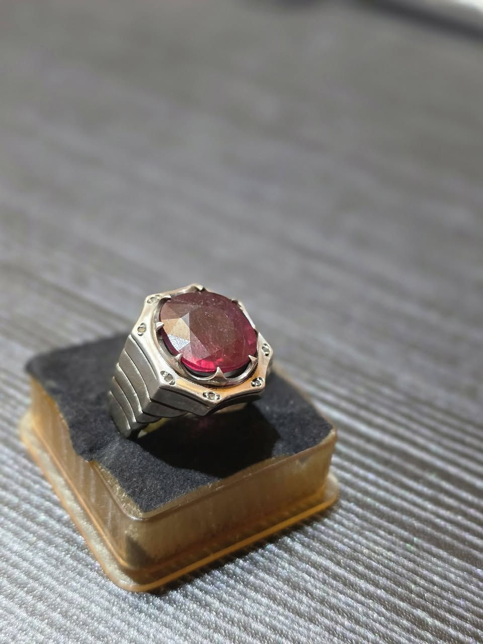 سلام عليكم خاتم ياقوت افريقي صياغة عرفان مع شهادة منشئ
السعر 250 او بي مجال بسيط العنوان بصره بني منصور الرقم ***********
