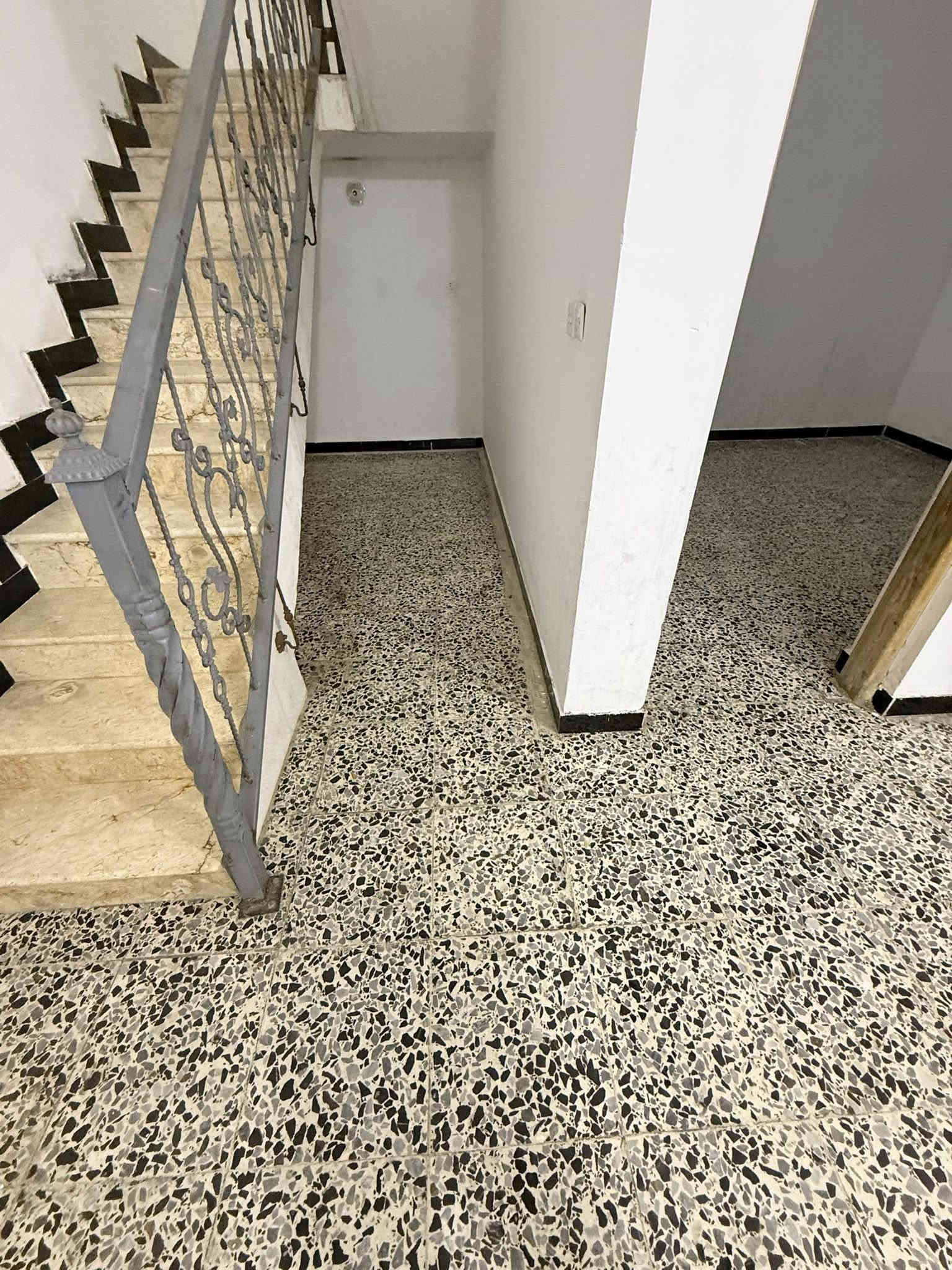 بيت للايجار خلفي ١٠٠متر البلديات بشارع الكنيسه خلف ملعب المدينه غرفتين وصاله كبيره وصحيات ومطبخ حار ومطبخ بارد 
***********
