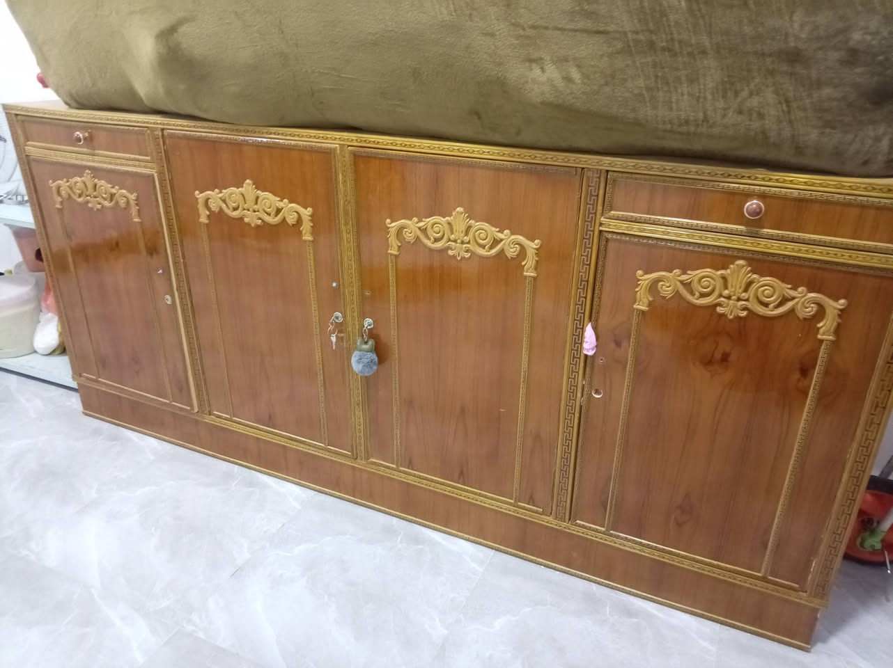 بوفيه اربع بيبان للبيع السعر ٢٠٠ وبيه مجال الاستفسار اتصال برقم ***********
