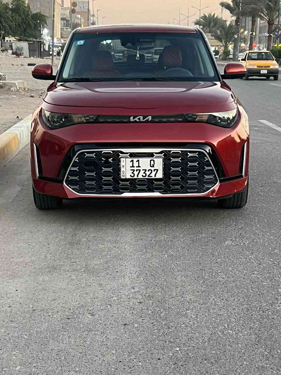 للبيع – Kia Soul 2023

🔹 الموديل: 2023

🔹 اللون: ماروني

🔹 المحرك: 2.0 لتر – 4 سلندر

🔹 ناقل الحركة: أوتوماتيك (CVT)

🔹 العداد: ١٧ الف كم

🔹 الحالة: ممتازة – صبغ بنيد وجاملغ فقط – شاصي  تصليح مع الغد

المواصفات الداخلية:

 • شاشة معلومات وترفيه 10.25 إنش

 • دعم Apple CarPlay & Android Auto

 • شحن لاسلكي للهواتف

 • مقاعد كهربائية

 • تشغيل عن بُعد (Remote Start)

 • تشغيل ذكي زر تشغيل + Smart Key

 • تحكم كامل من المقود

 • بلوتوث + USB

 • تكييف أوتوماتيك

 • شاشة عدادات واضحة

 • خامات داخلية نظيفة ومريحة

أنظمة السلامة والمساعدة:

 • رادارات أمامية

 • نظام النقطة العمياء (Blind Spot Monitoring)

 • تنبيه حركة المرور الخلفية

 • كاميرا خلفية

 • نظام الثبات والتحكم بالانزلاق

مميزات إضافية:

 • اقتصادية في الوقود

 •

 • السيارة نظيفة وجاهزة للاستخدام

📍 الموقع: بغداد  حي جميلة

💰 السعر: ١٣٨ ورقة

📞 للتواصل: *********** بغداد, العراق
