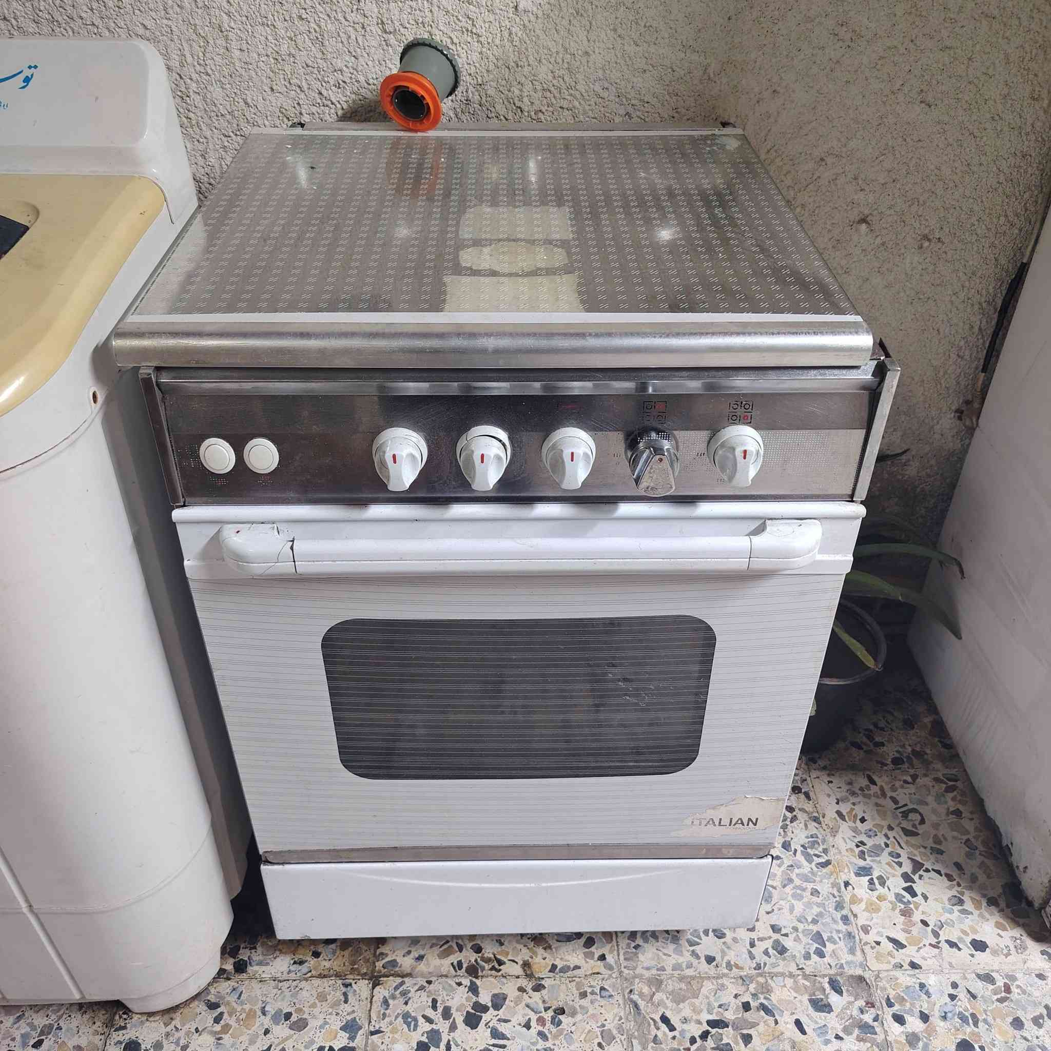 السلام عليكم ثلاجه 12 قدم ثلج ع فحص مع طباخ اربع عيون وفرن كلهن شغالات ونضيف مع غساله حوضين شغاله ونضيفه كلهن ب 250 مكاني بغداد الدورة ابو دشير للاتصال ***********
