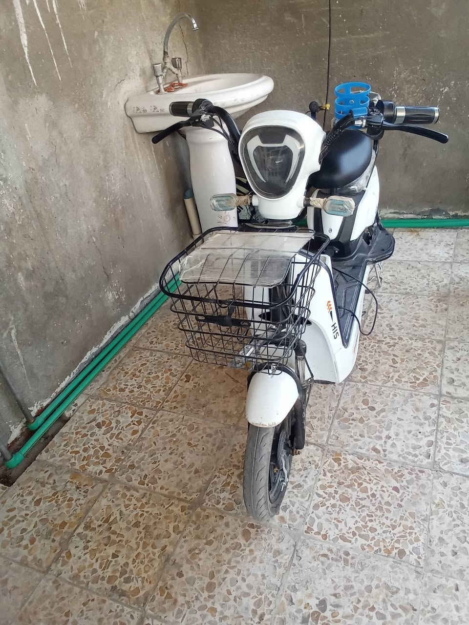 السلام عليكم دراجة شحن للبيع حجم 14 شركة His بعدهة جديدة نضافته100/97نقصهة فقط بطاريات المكان بغداد سعر 250قفل للأستفسار ***********
