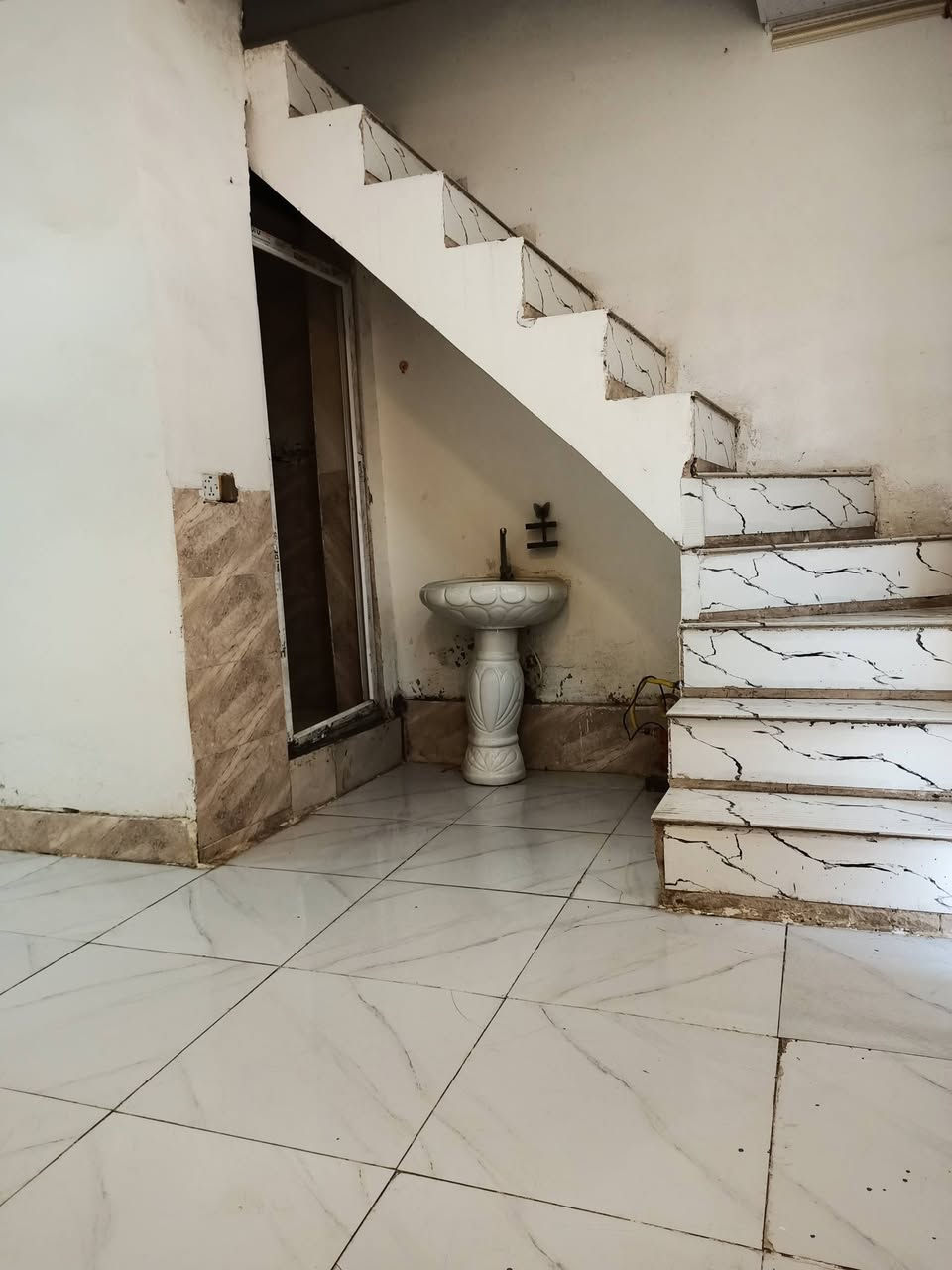 بيت للبيع مقابل قريه الغدير شارع الصب بفرع اسواق تلعفر  عمود،110 البيت مرقم بلبلديه بيقرارتطويب بي مكاتبه من صاحب الارض مساحه 50متر طابوق الاساس صب سيراميك غرفه صاله مفتوحه على المطبخ مكشوفه وصحيات وصطح  هاذا رقم صاحب البيت للي يحب يعرف التفاصيل ***********موجود واتساب السعر 23 وبي مجال
